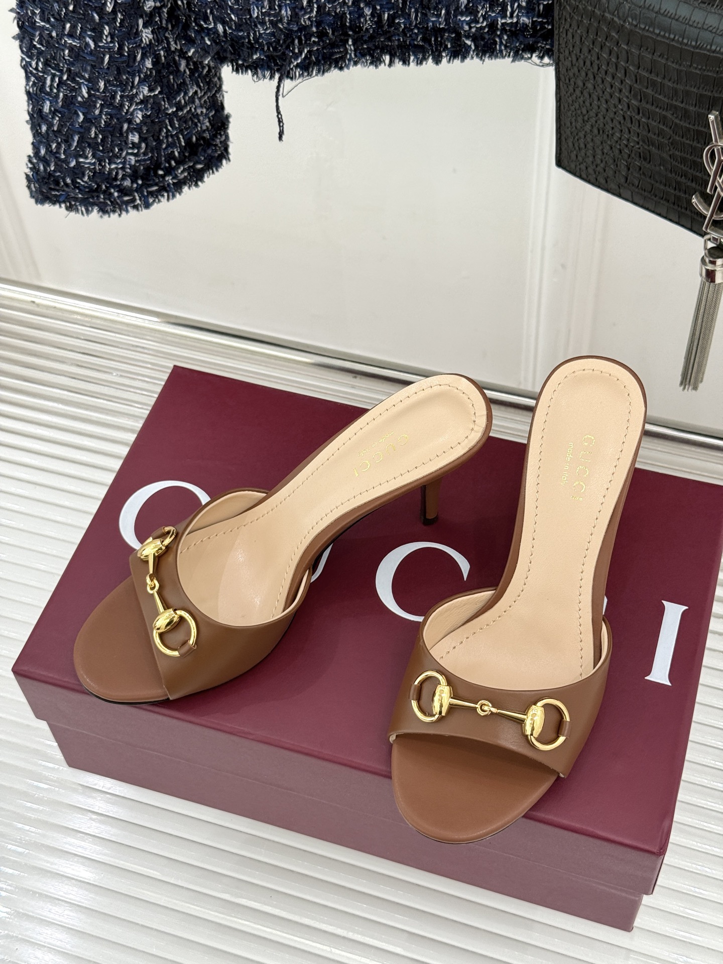 Gucci/古驰26WF春夏新品马衔扣高跟拖鞋今年这双拖鞋足以成为你衣橱中的“镇柜之宝”。它不只是一双鞋