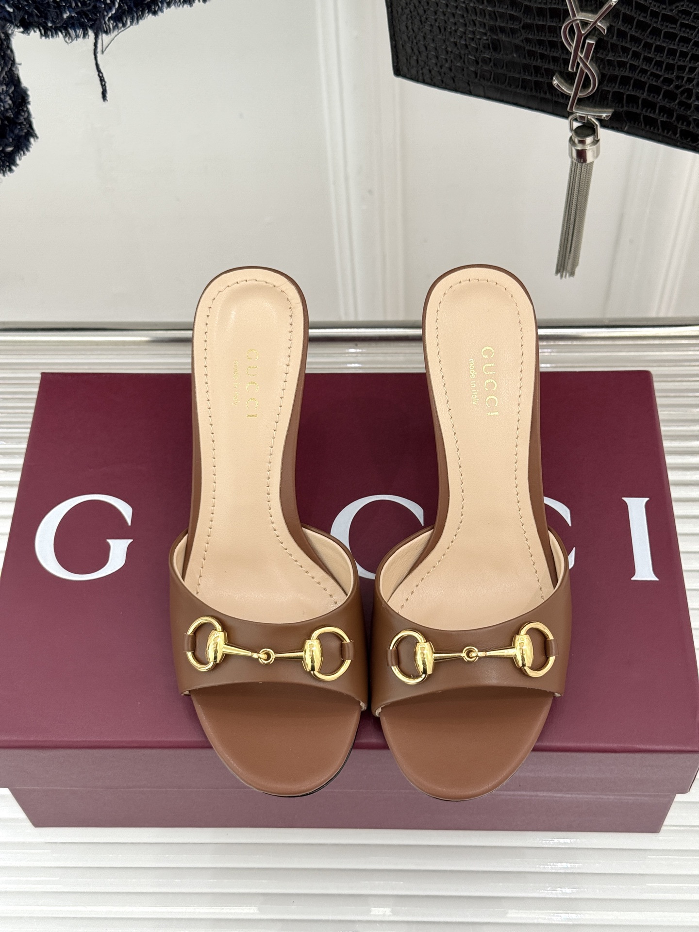 Gucci/古驰26WF春夏新品马衔扣高跟拖鞋今年这双拖鞋足以成为你衣橱中的“镇柜之宝”。它不只是一双鞋