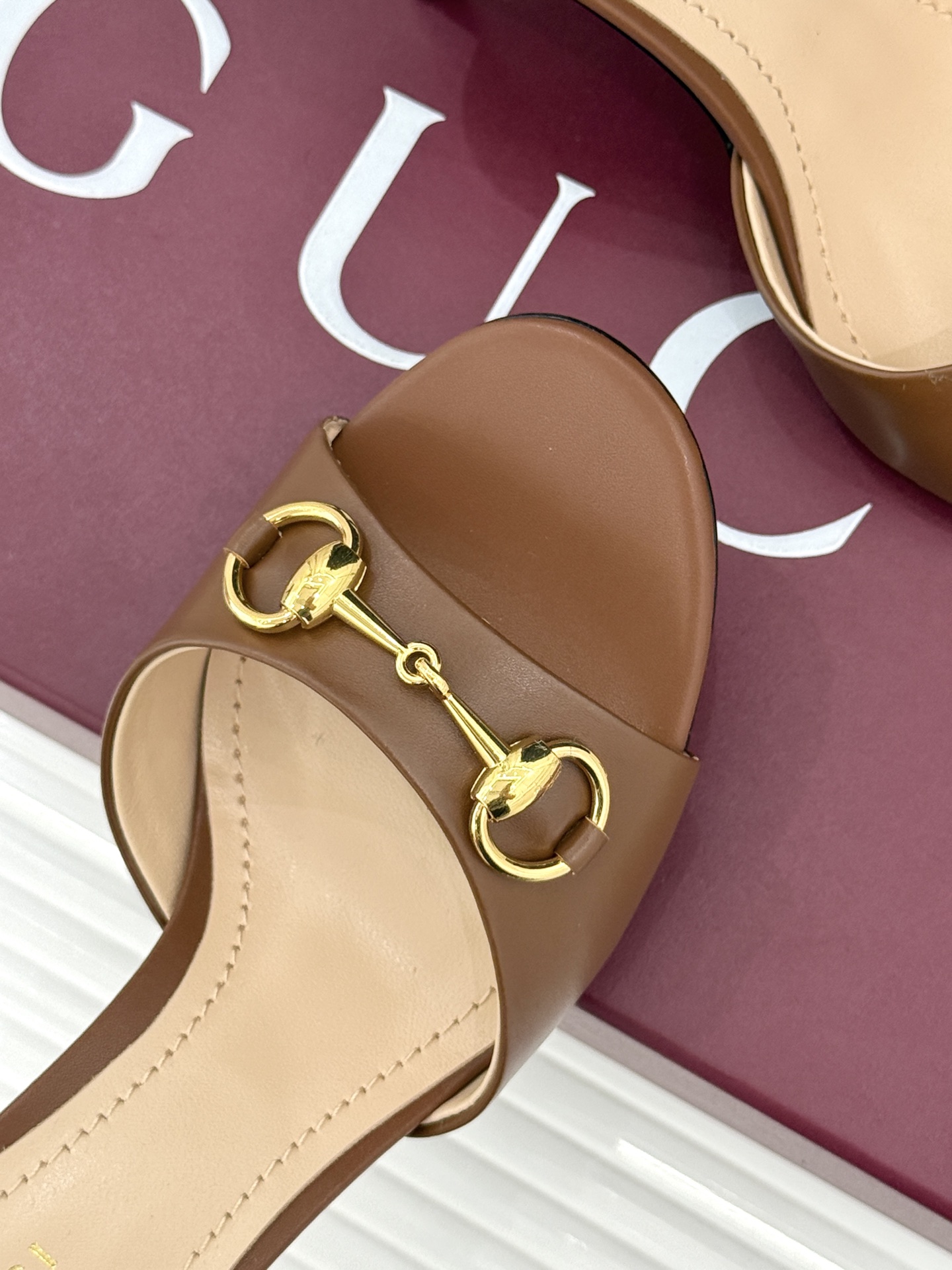 Gucci/古驰26WF春夏新品马衔扣高跟拖鞋今年这双拖鞋足以成为你衣橱中的“镇柜之宝”。它不只是一双鞋