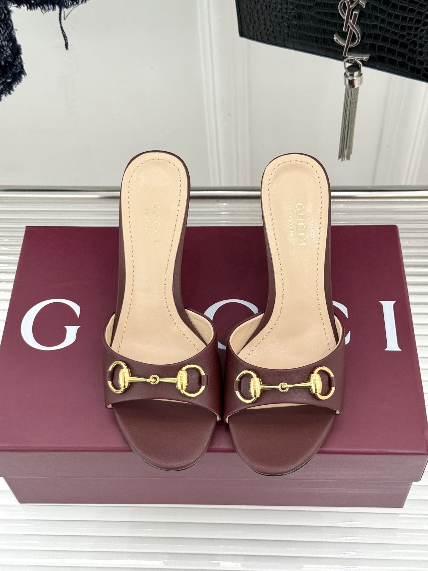 Gucci/古驰26WF春夏新品马衔扣高跟拖鞋今年这双拖鞋足以成为你衣橱中的“镇柜之宝”。它不只是一双鞋
