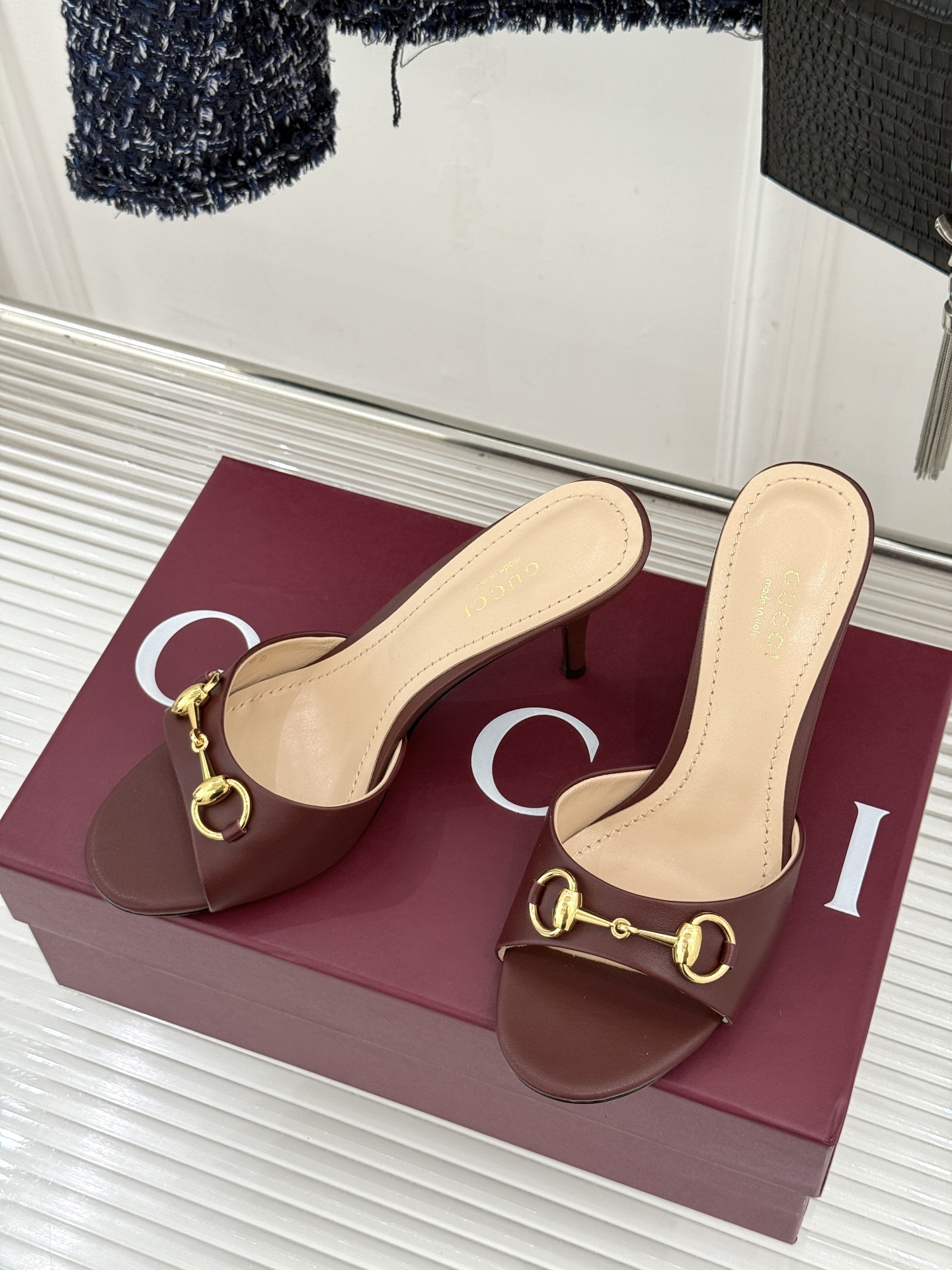 Gucci/古驰26WF春夏新品马衔扣高跟拖鞋今年这双拖鞋足以成为你衣橱中的“镇柜之宝”。它不只是一双鞋