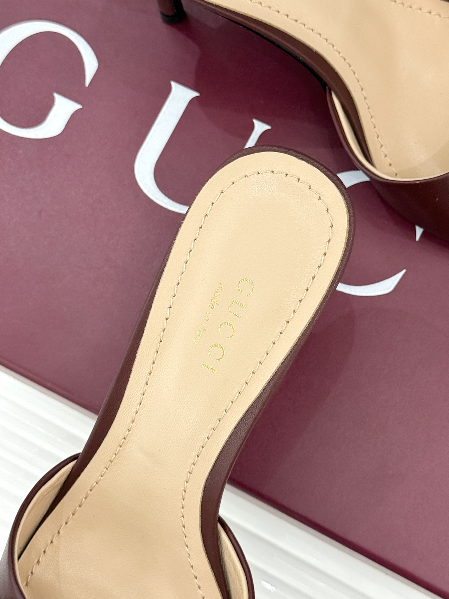 Gucci/古驰26WF春夏新品马衔扣高跟拖鞋今年这双拖鞋足以成为你衣橱中的“镇柜之宝”。它不只是一双鞋