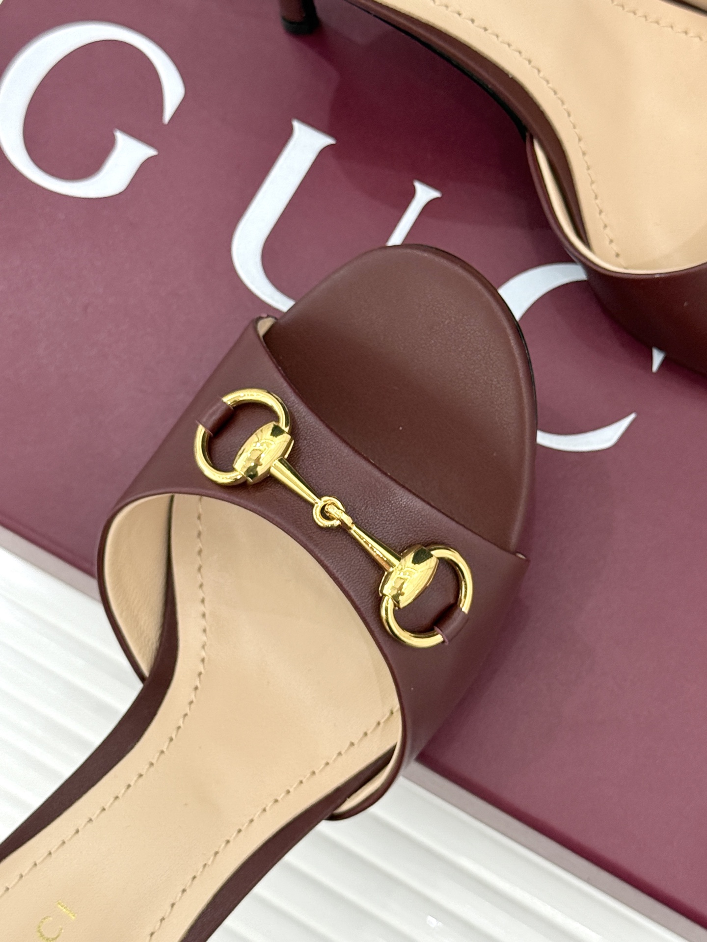 Gucci/古驰26WF春夏新品马衔扣高跟拖鞋今年这双拖鞋足以成为你衣橱中的“镇柜之宝”。它不只是一双鞋