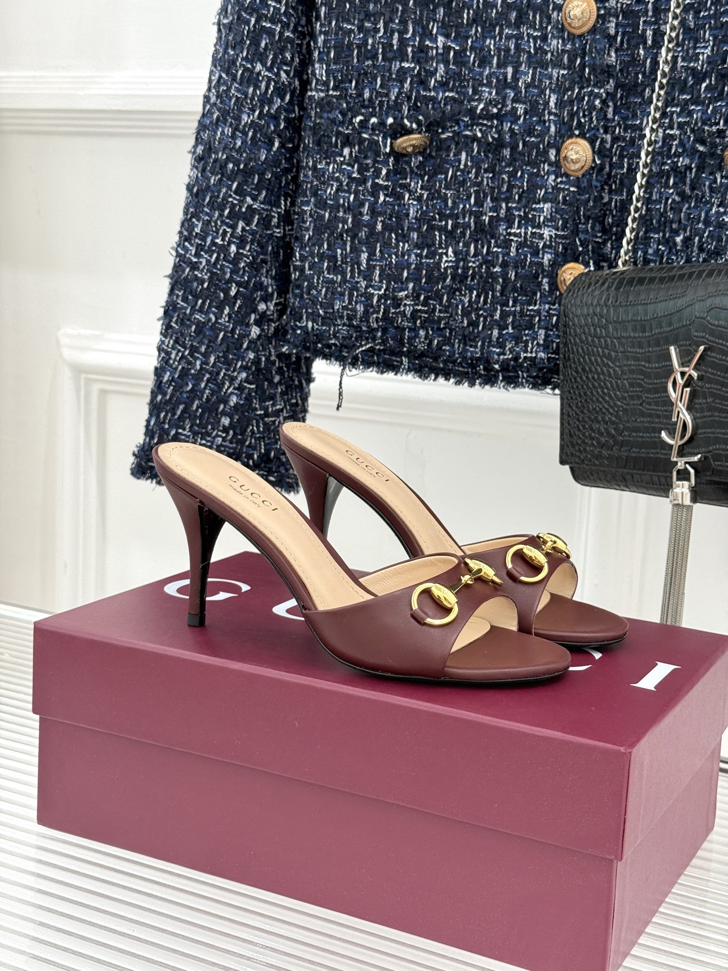 Gucci/古驰26WF春夏新品马衔扣高跟拖鞋今年这双拖鞋足以成为你衣橱中的“镇柜之宝”。它不只是一双鞋