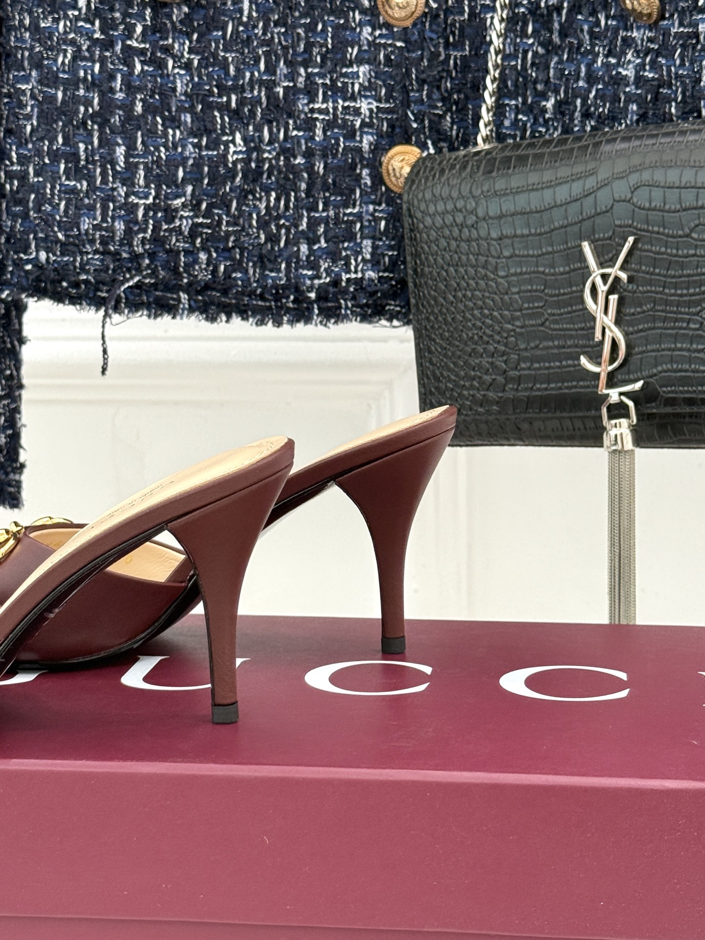 Gucci/古驰26WF春夏新品马衔扣高跟拖鞋今年这双拖鞋足以成为你衣橱中的“镇柜之宝”。它不只是一双鞋