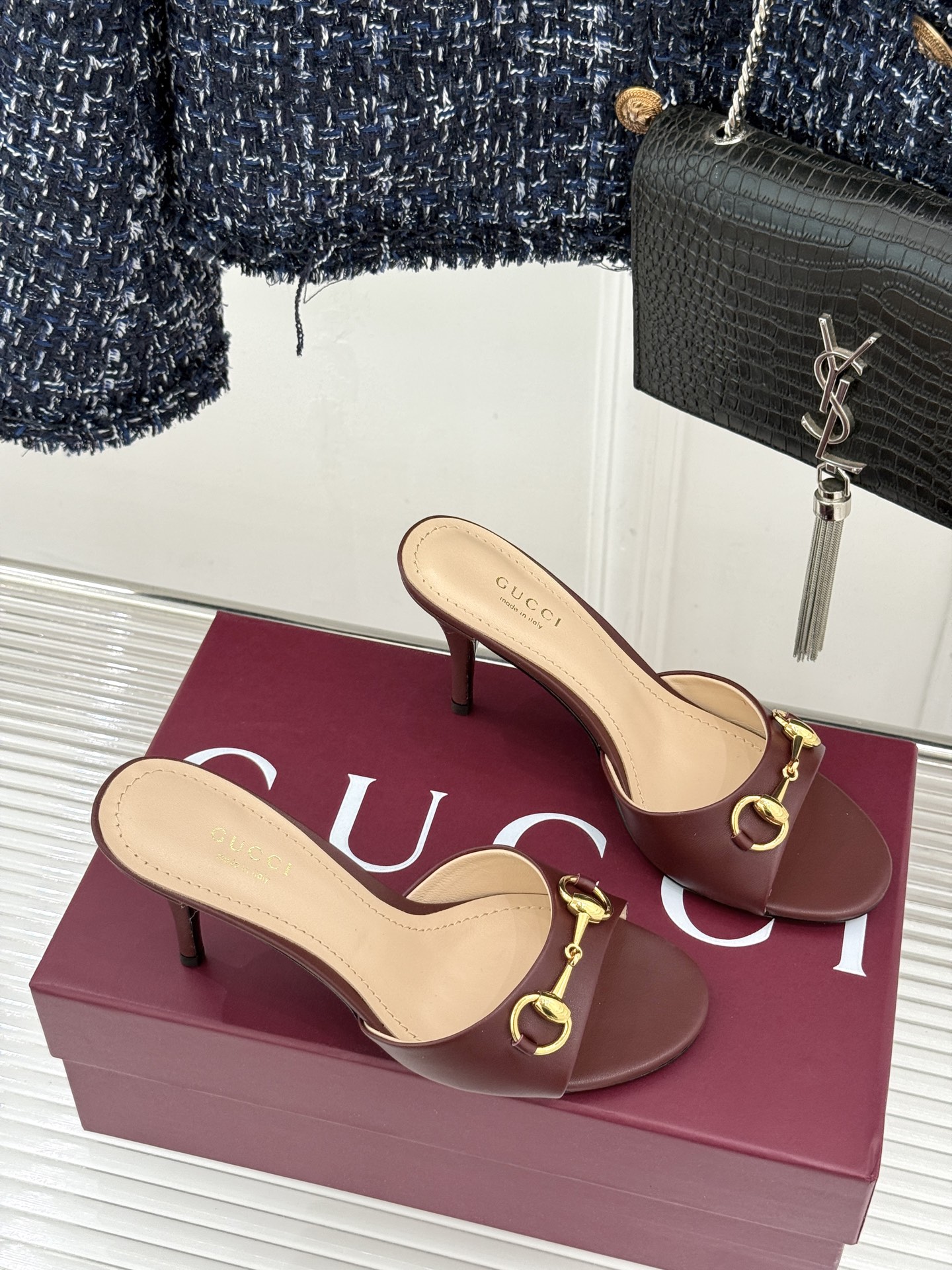 Gucci/古驰26WF春夏新品马衔扣高跟拖鞋今年这双拖鞋足以成为你衣橱中的“镇柜之宝”。它不只是一双鞋