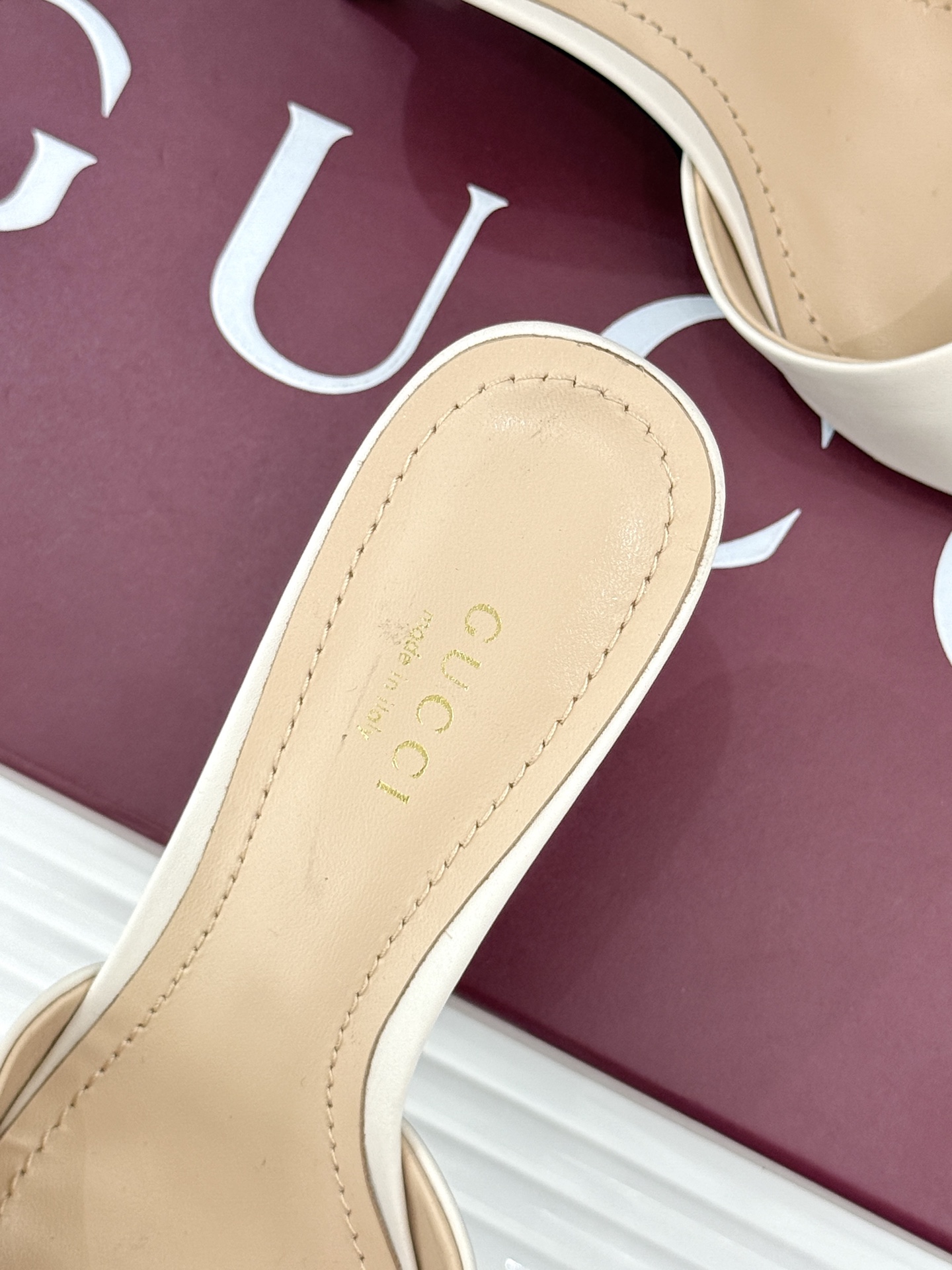 Gucci/古驰26WF春夏新品马衔扣高跟拖鞋今年这双拖鞋足以成为你衣橱中的“镇柜之宝”。它不只是一双鞋