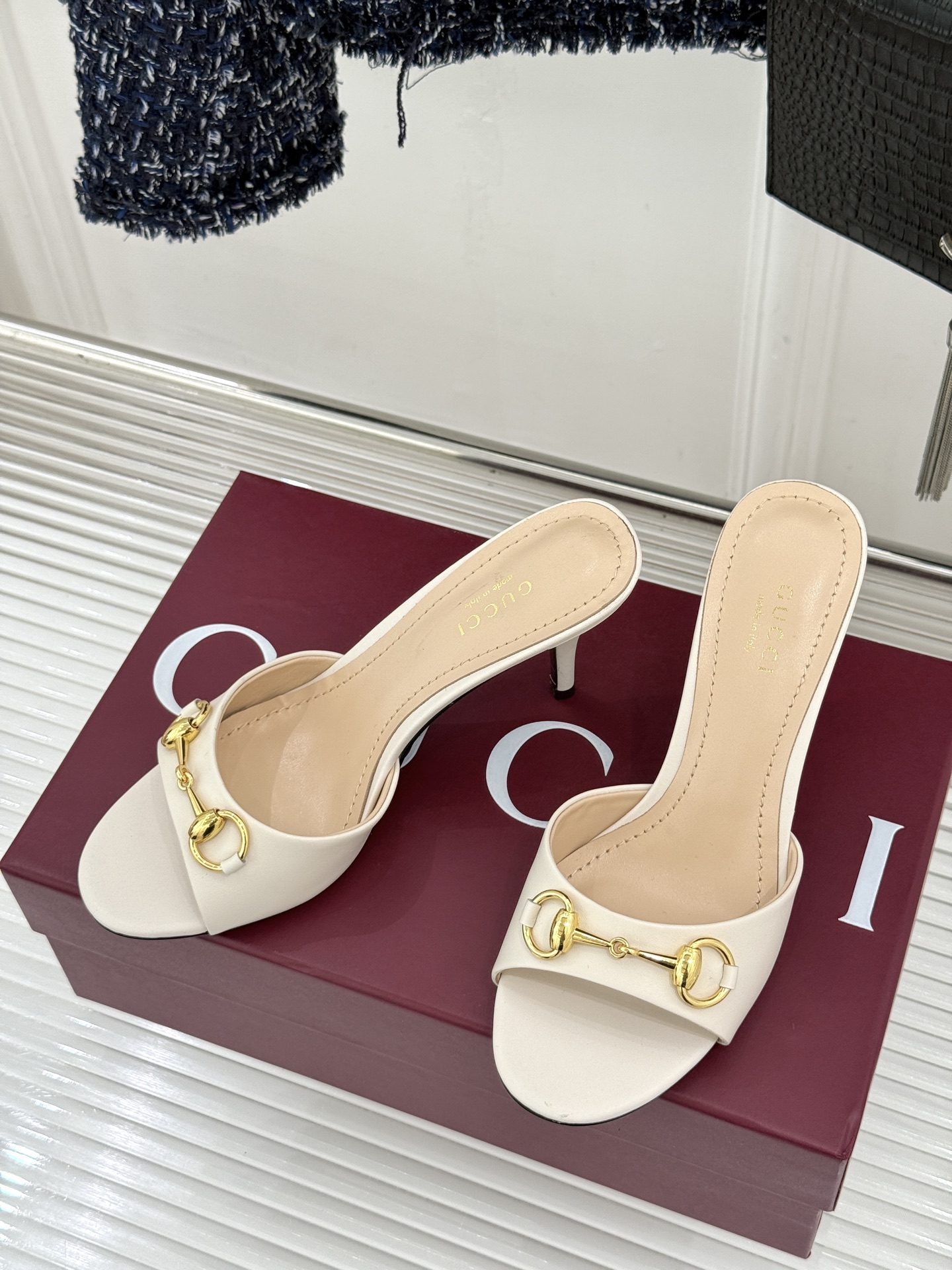 Gucci/古驰26WF春夏新品马衔扣高跟拖鞋今年这双拖鞋足以成为你衣橱中的“镇柜之宝”。它不只是一双鞋