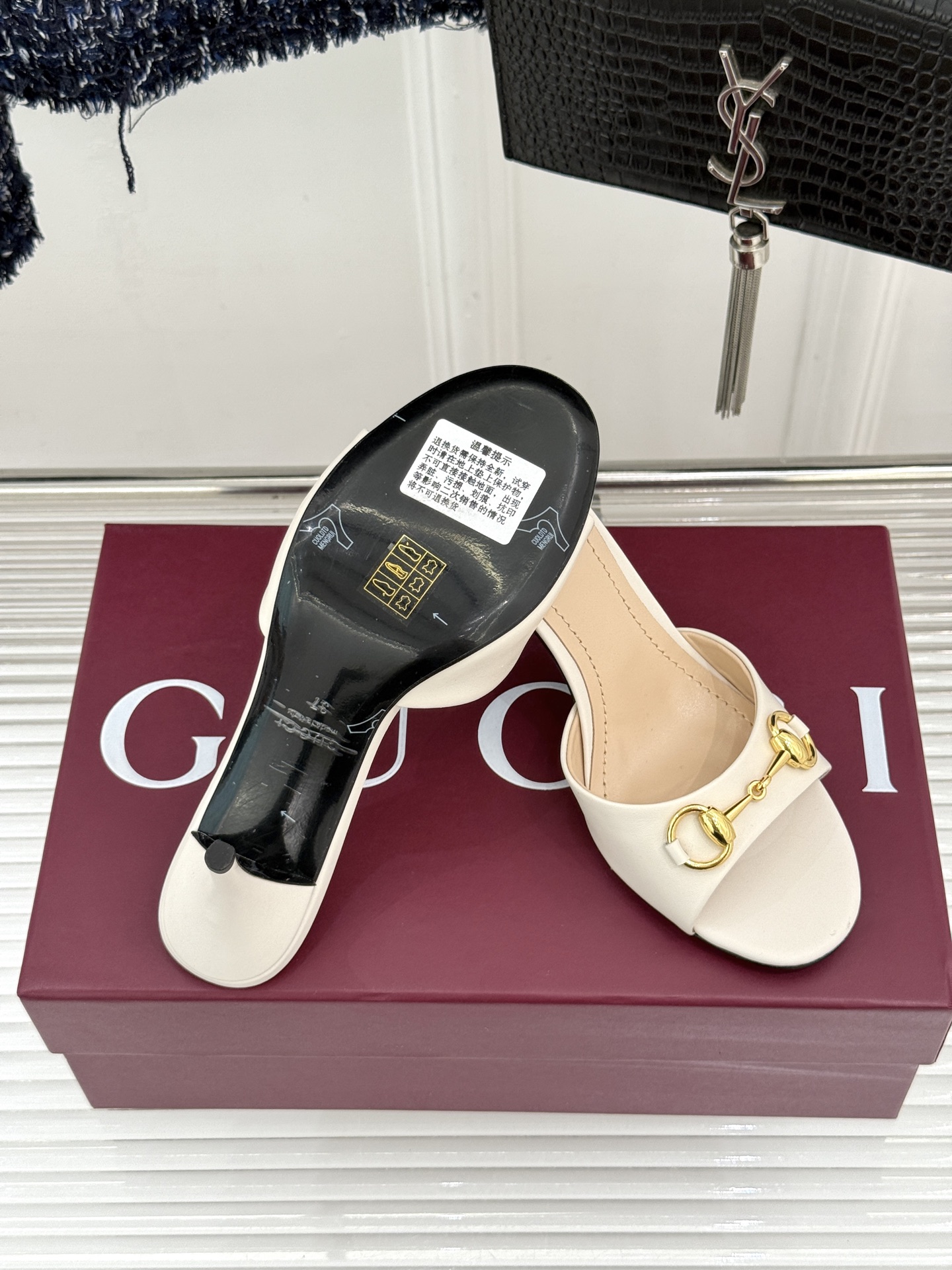 Gucci/古驰26WF春夏新品马衔扣高跟拖鞋今年这双拖鞋足以成为你衣橱中的“镇柜之宝”。它不只是一双鞋