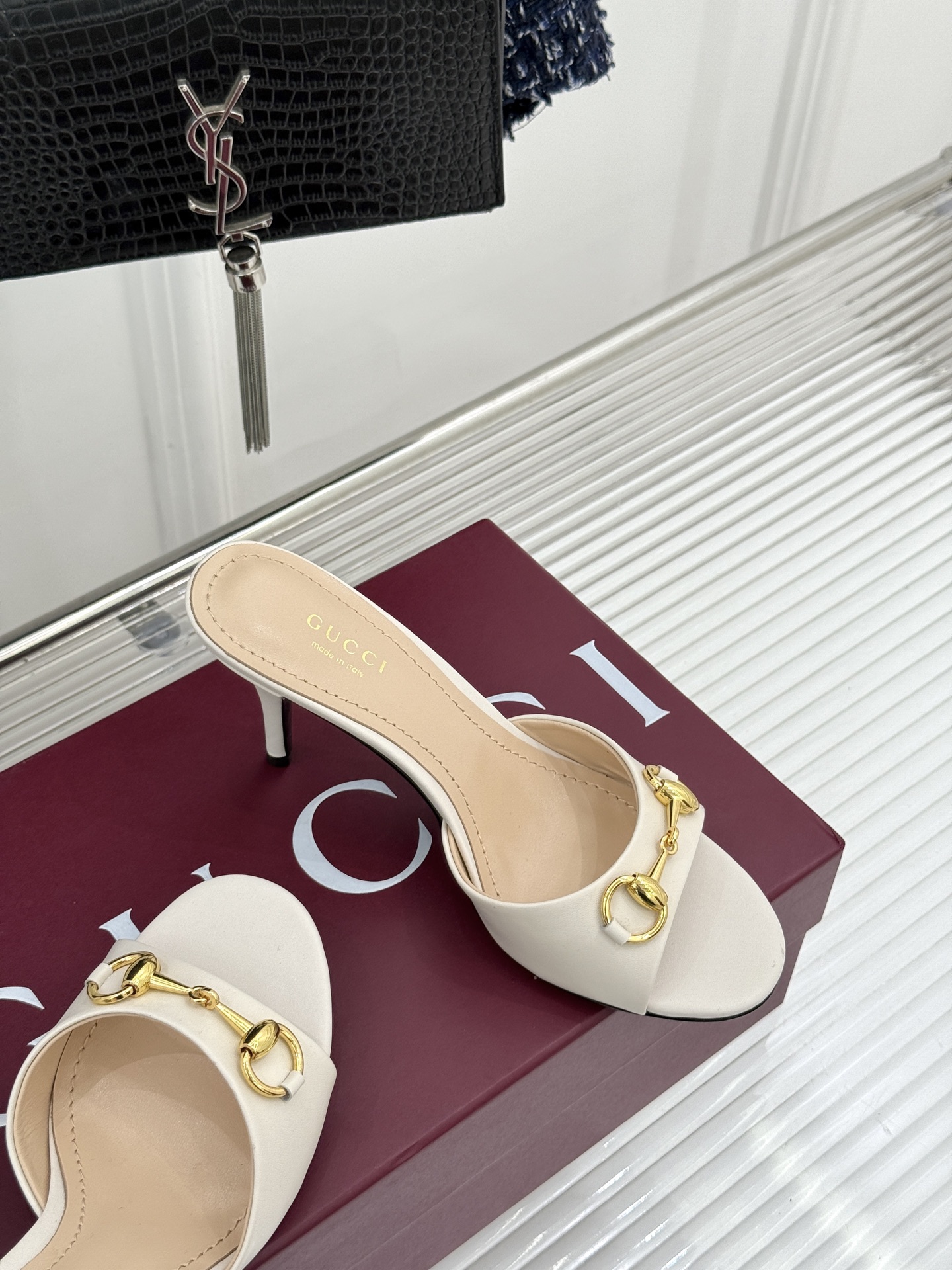 Gucci/古驰26WF春夏新品马衔扣高跟拖鞋今年这双拖鞋足以成为你衣橱中的“镇柜之宝”。它不只是一双鞋