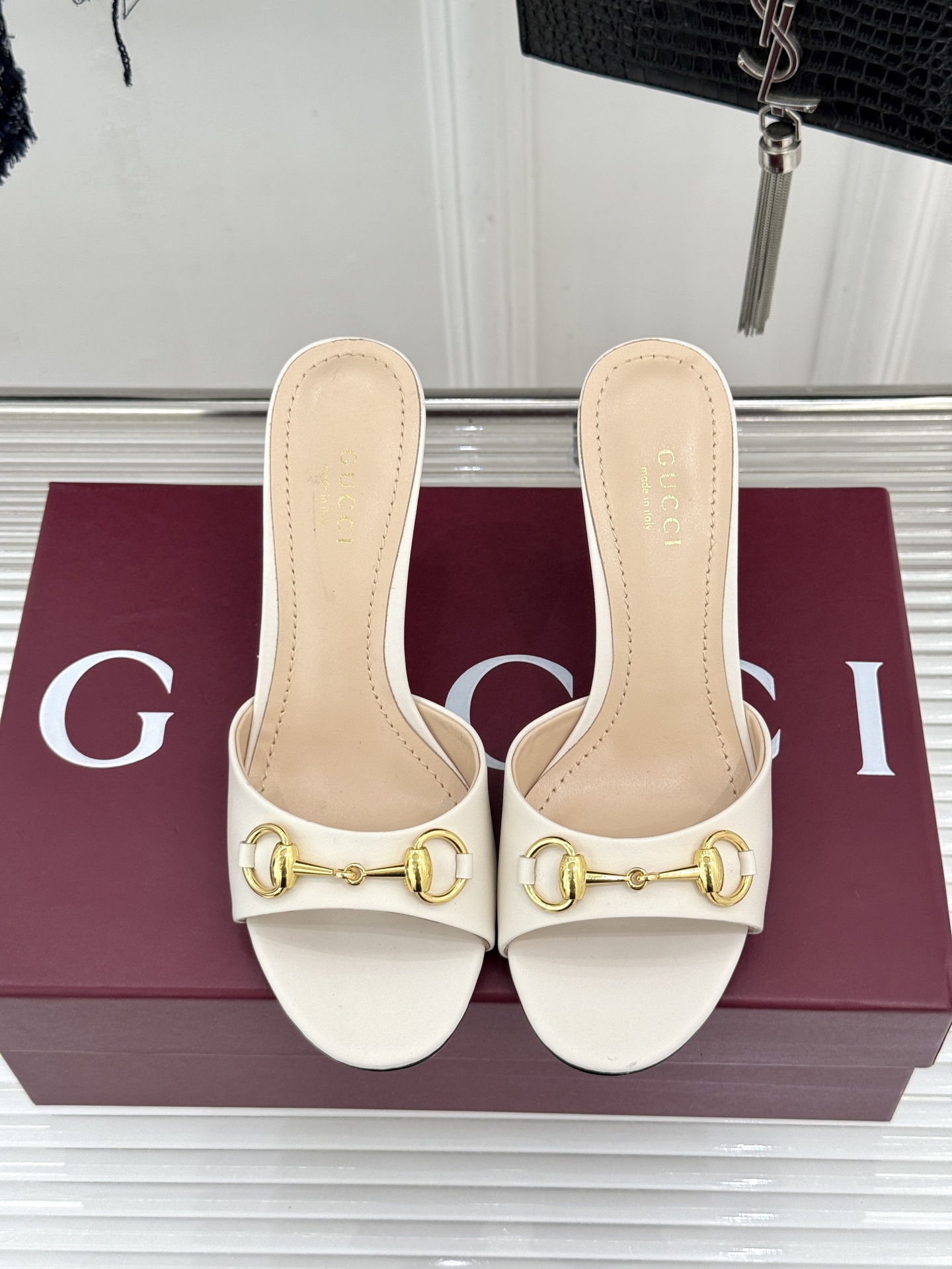 Gucci/古驰26WF春夏新品马衔扣高跟拖鞋今年这双拖鞋足以成为你衣橱中的“镇柜之宝”。它不只是一双鞋