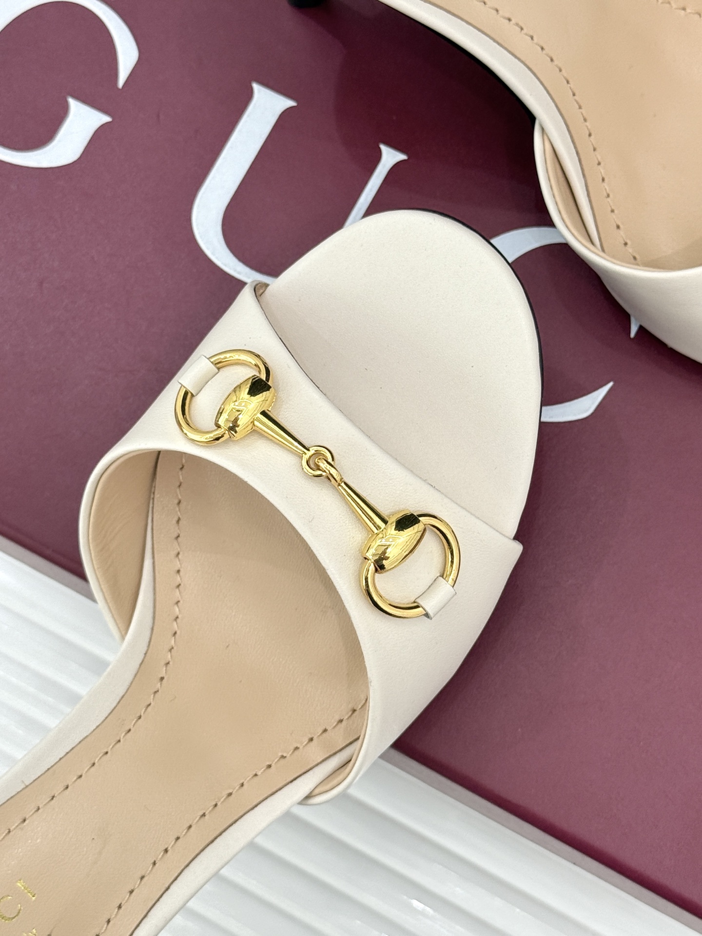 Gucci/古驰26WF春夏新品马衔扣高跟拖鞋今年这双拖鞋足以成为你衣橱中的“镇柜之宝”。它不只是一双鞋