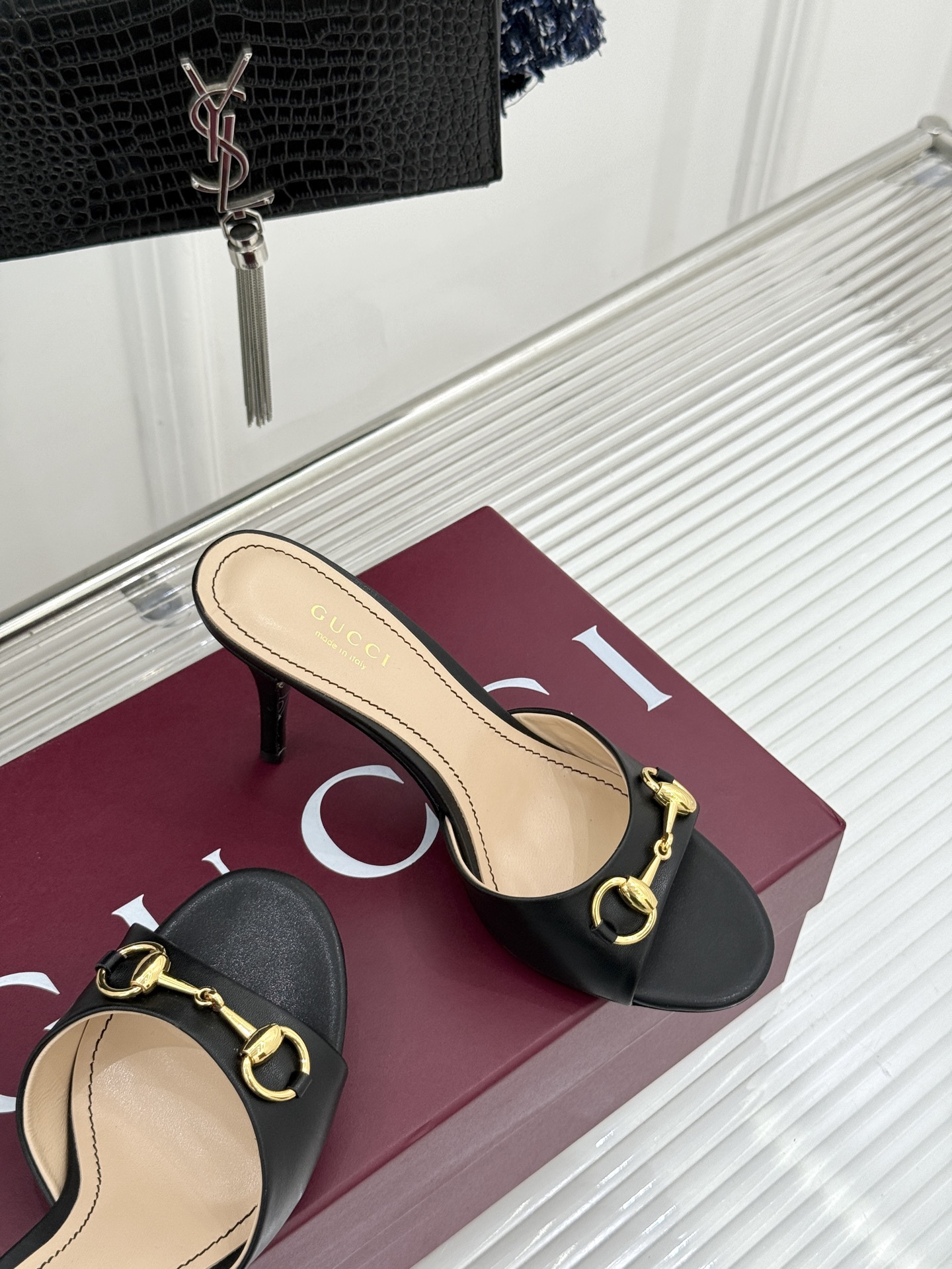 Gucci/古驰26WF春夏新品马衔扣高跟拖鞋今年这双拖鞋足以成为你衣橱中的“镇柜之宝”。它不只是一双鞋