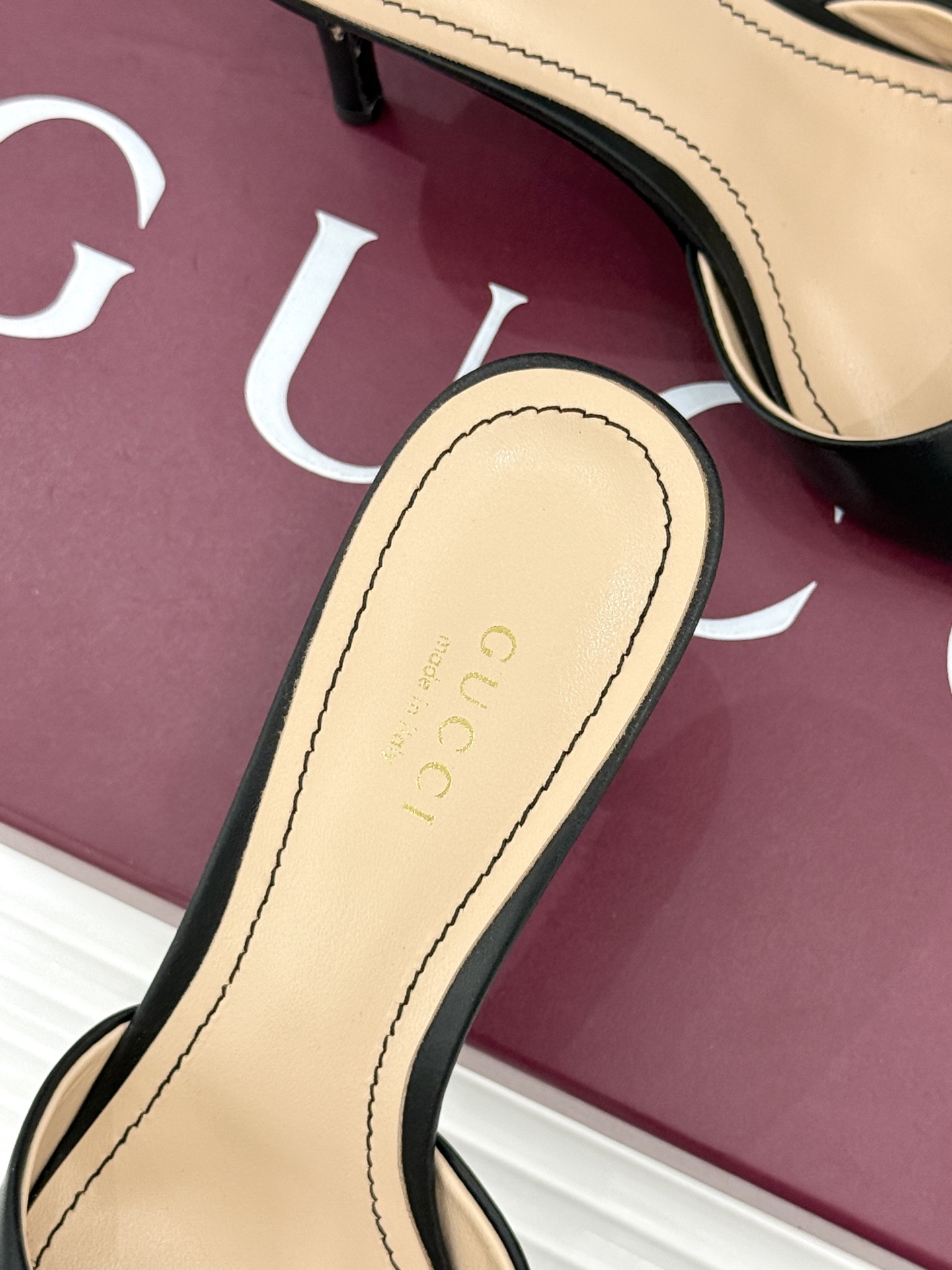 Gucci/古驰26WF春夏新品马衔扣高跟拖鞋今年这双拖鞋足以成为你衣橱中的“镇柜之宝”。它不只是一双鞋