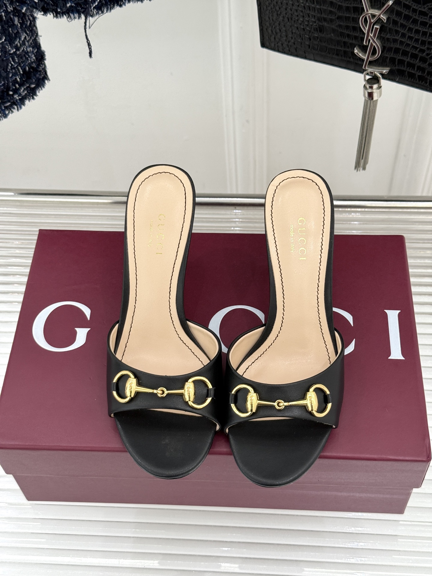 Gucci/古驰26WF春夏新品马衔扣高跟拖鞋今年这双拖鞋足以成为你衣橱中的“镇柜之宝”。它不只是一双鞋
