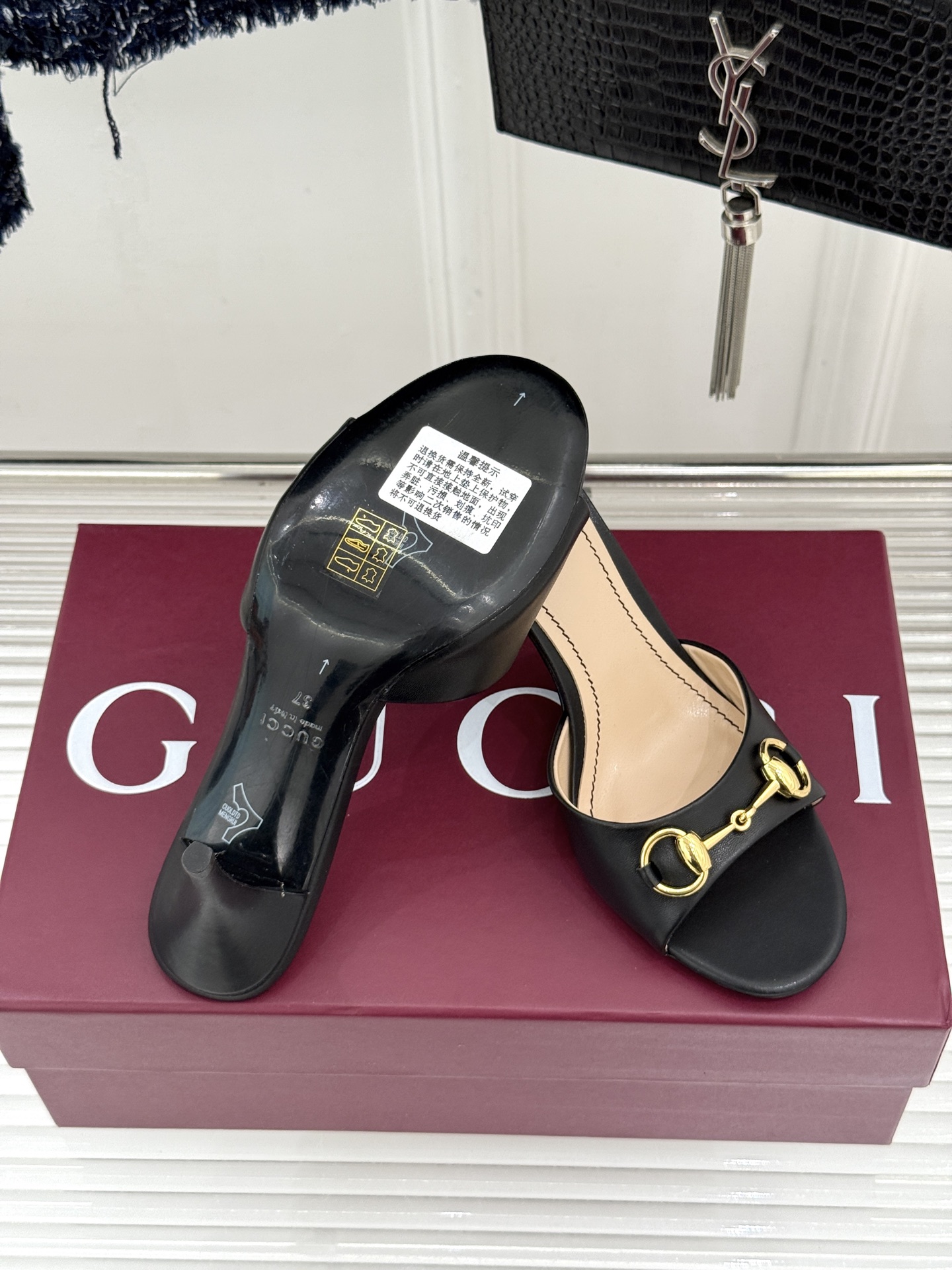 Gucci/古驰26WF春夏新品马衔扣高跟拖鞋今年这双拖鞋足以成为你衣橱中的“镇柜之宝”。它不只是一双鞋