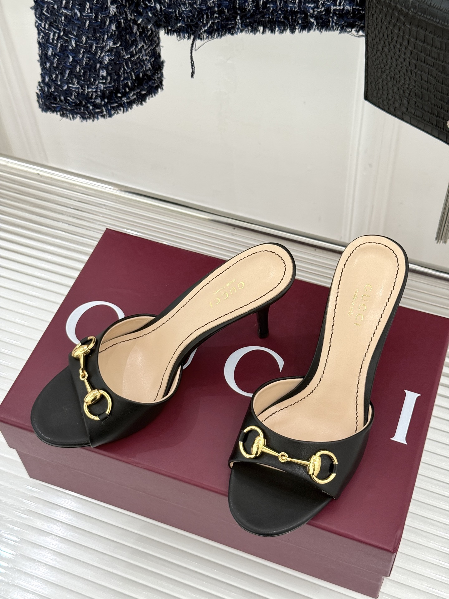 Gucci/古驰26WF春夏新品马衔扣高跟拖鞋今年这双拖鞋足以成为你衣橱中的“镇柜之宝”。它不只是一双鞋