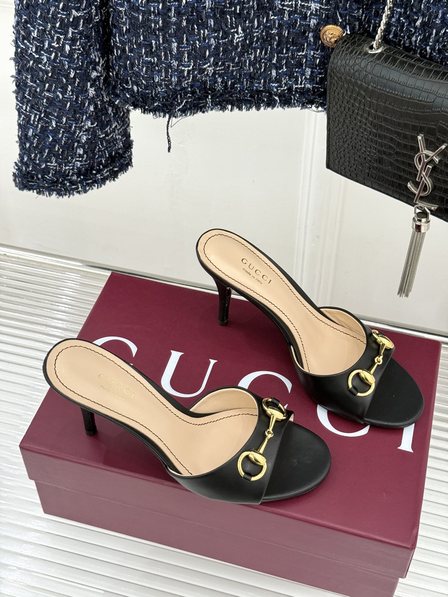 Gucci/古驰26WF春夏新品马衔扣高跟拖鞋今年这双拖鞋足以成为你衣橱中的“镇柜之宝”。它不只是一双鞋