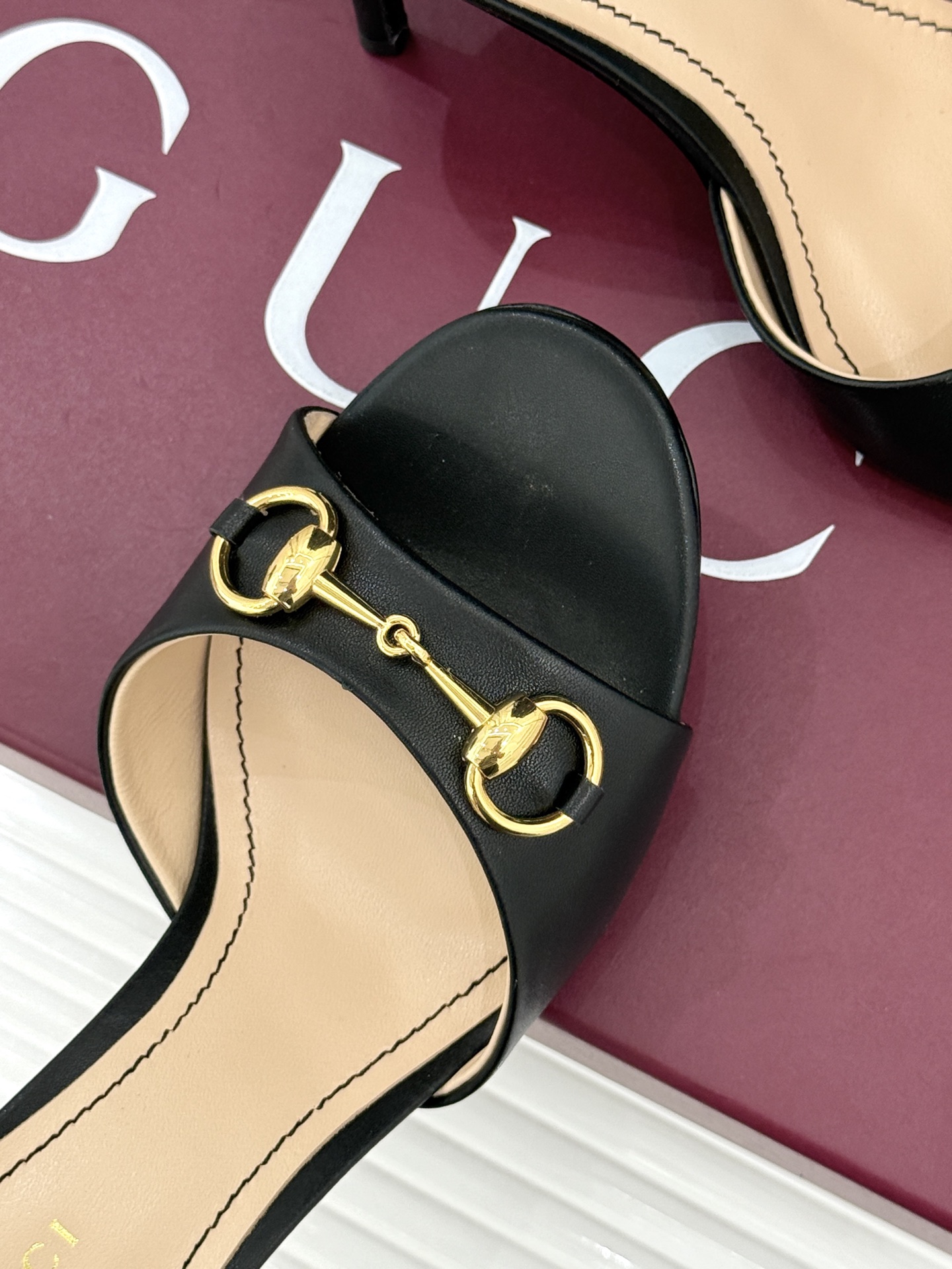 Gucci/古驰26WF春夏新品马衔扣高跟拖鞋今年这双拖鞋足以成为你衣橱中的“镇柜之宝”。它不只是一双鞋