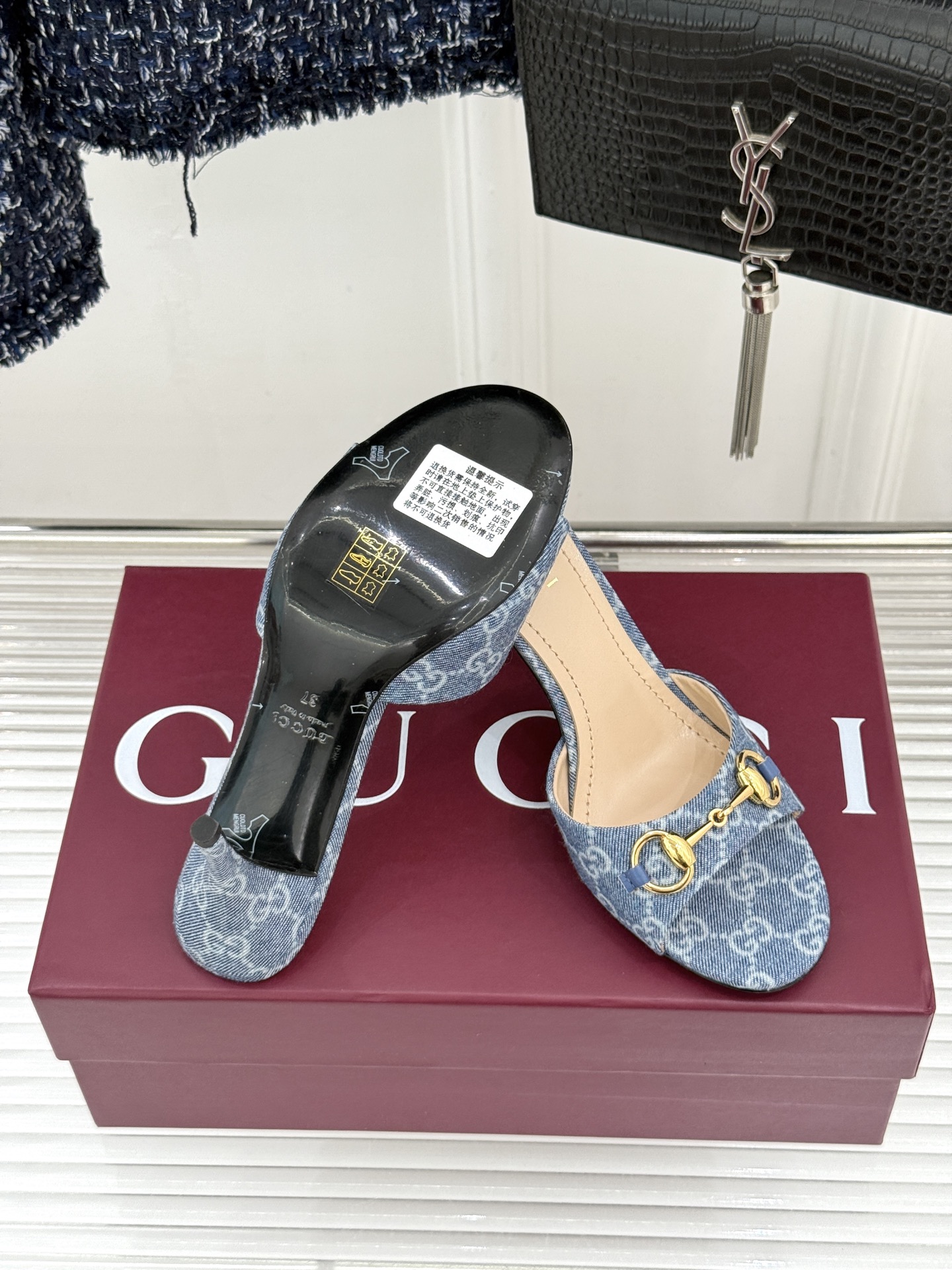 Gucci/古驰26WF春夏新品马衔扣高跟拖鞋今年这双拖鞋足以成为你衣橱中的“镇柜之宝”。它不只是一双鞋