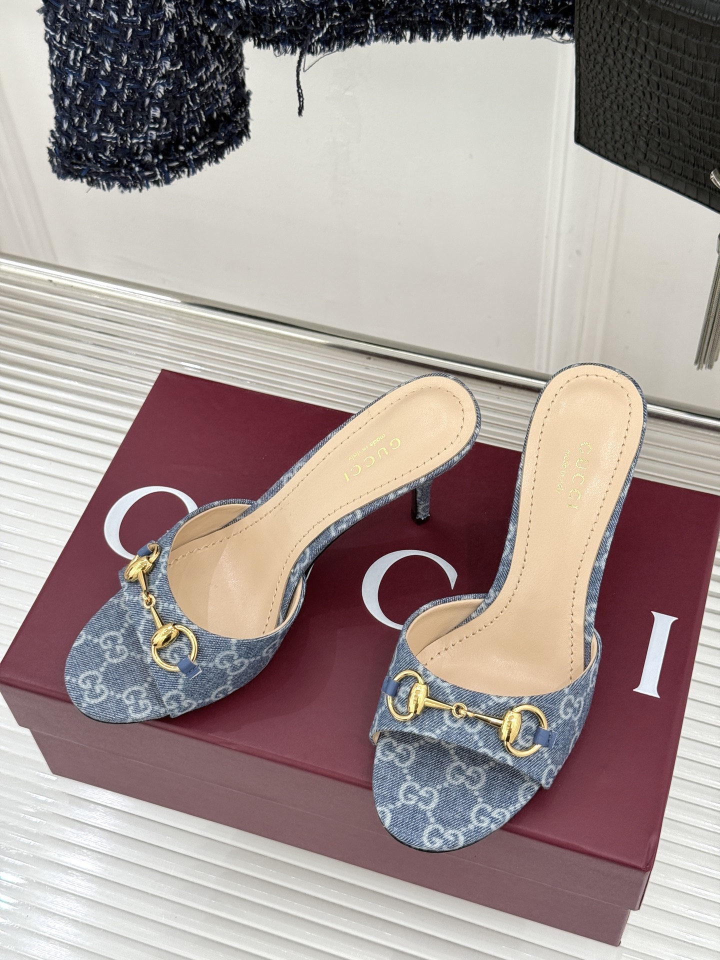 Gucci/古驰26WF春夏新品马衔扣高跟拖鞋今年这双拖鞋足以成为你衣橱中的“镇柜之宝”。它不只是一双鞋