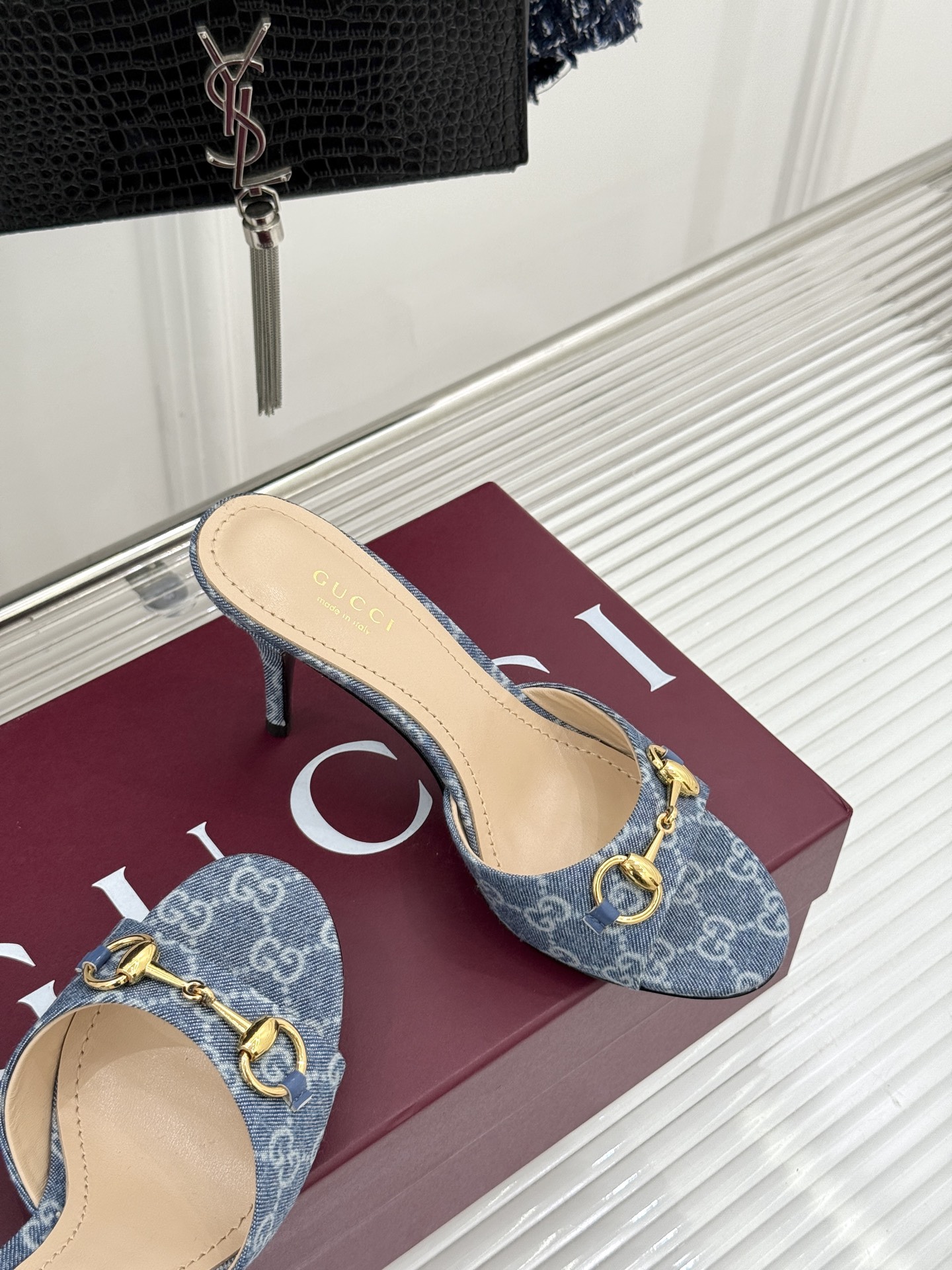 Gucci/古驰26WF春夏新品马衔扣高跟拖鞋今年这双拖鞋足以成为你衣橱中的“镇柜之宝”。它不只是一双鞋