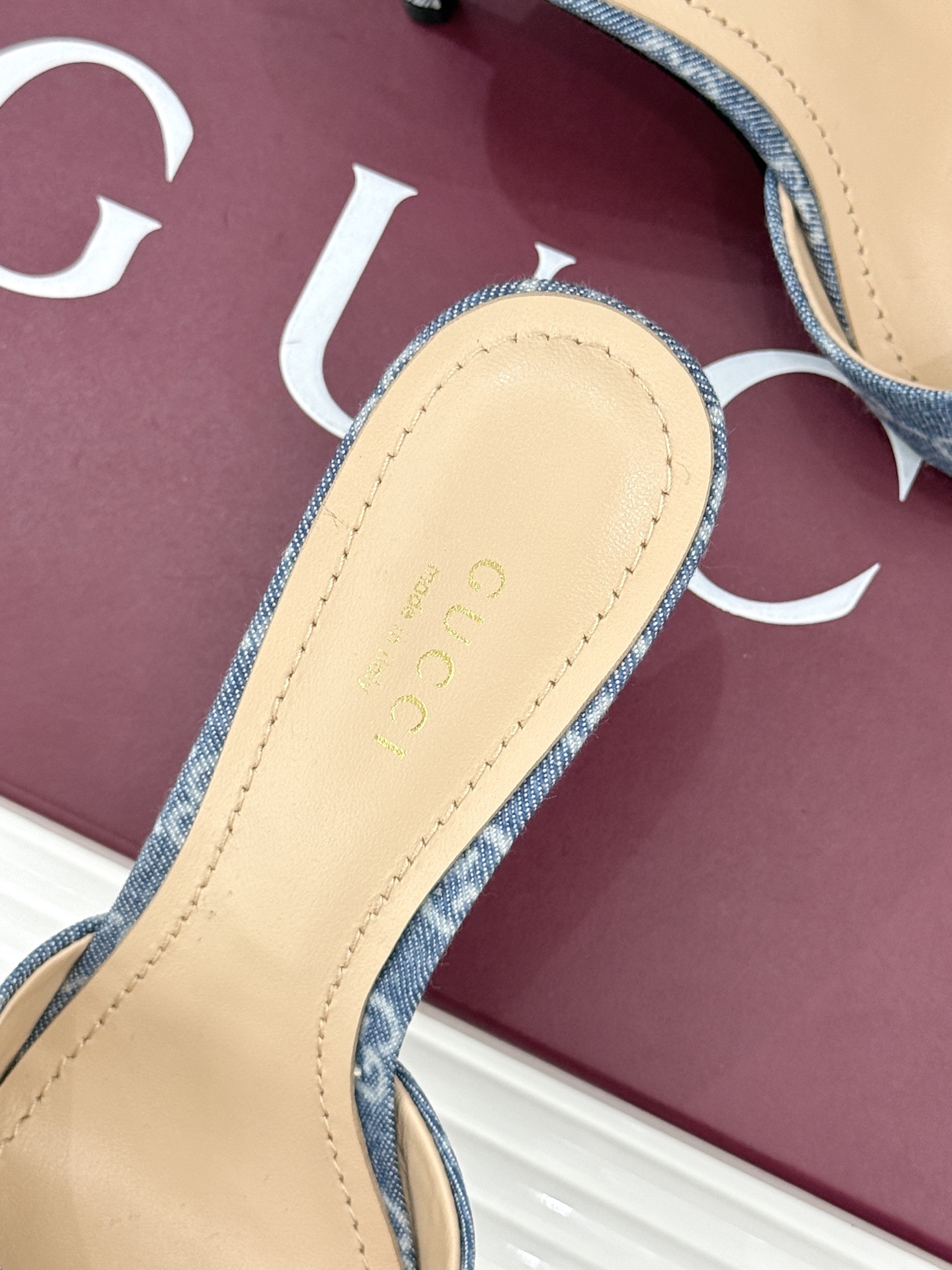 Gucci/古驰26WF春夏新品马衔扣高跟拖鞋今年这双拖鞋足以成为你衣橱中的“镇柜之宝”。它不只是一双鞋