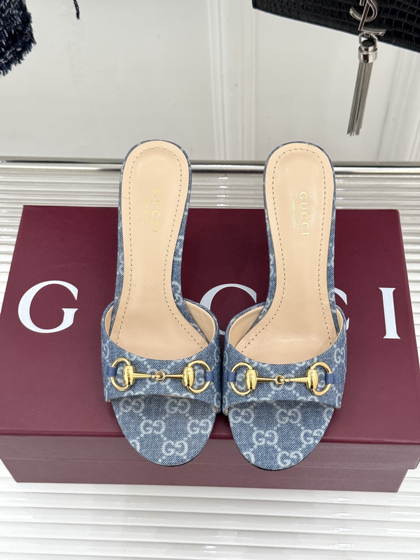 Gucci/古驰26WF春夏新品马衔扣高跟拖鞋今年这双拖鞋足以成为你衣橱中的“镇柜之宝”。它不只是一双鞋