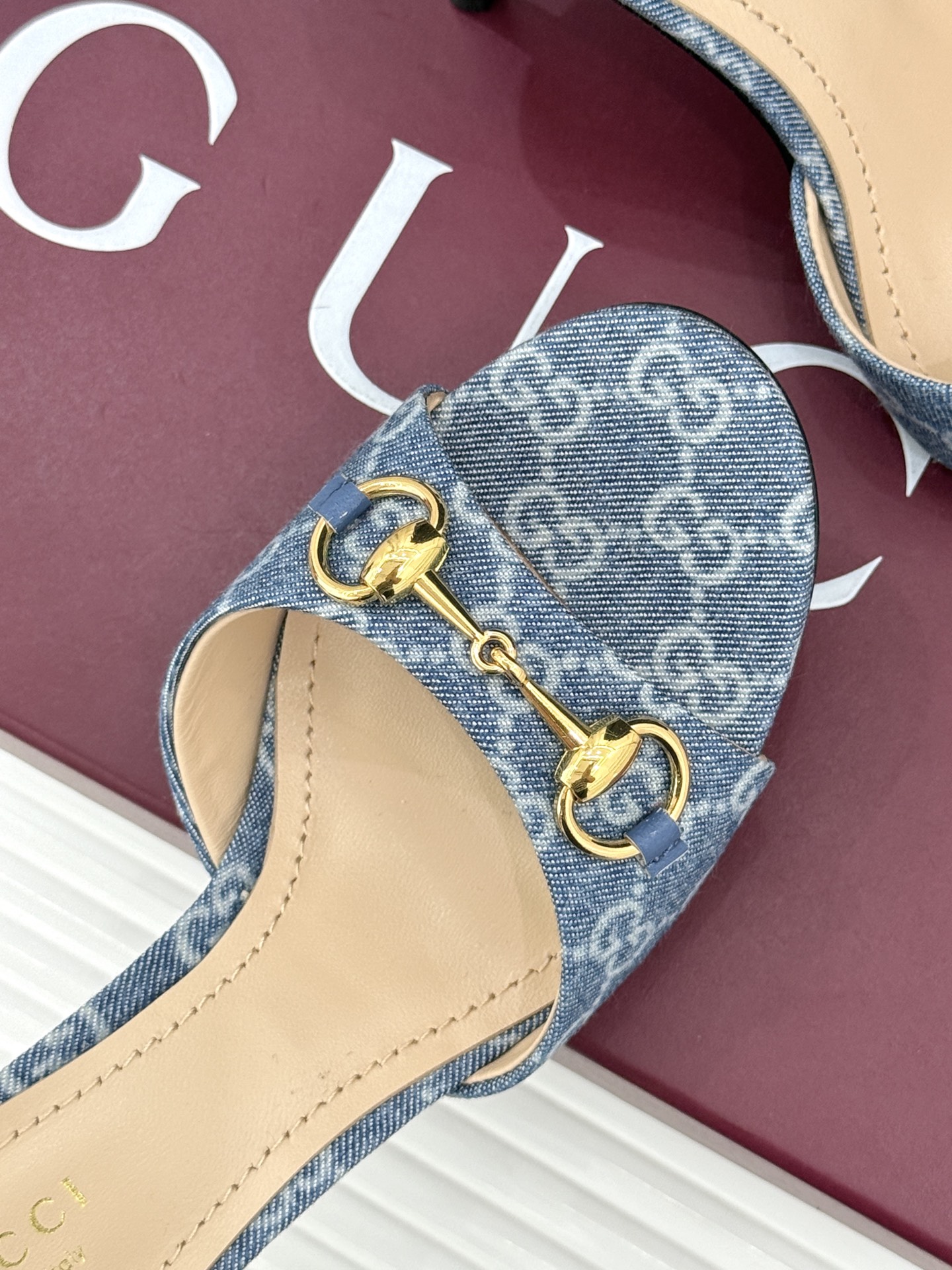 Gucci/古驰26WF春夏新品马衔扣高跟拖鞋今年这双拖鞋足以成为你衣橱中的“镇柜之宝”。它不只是一双鞋