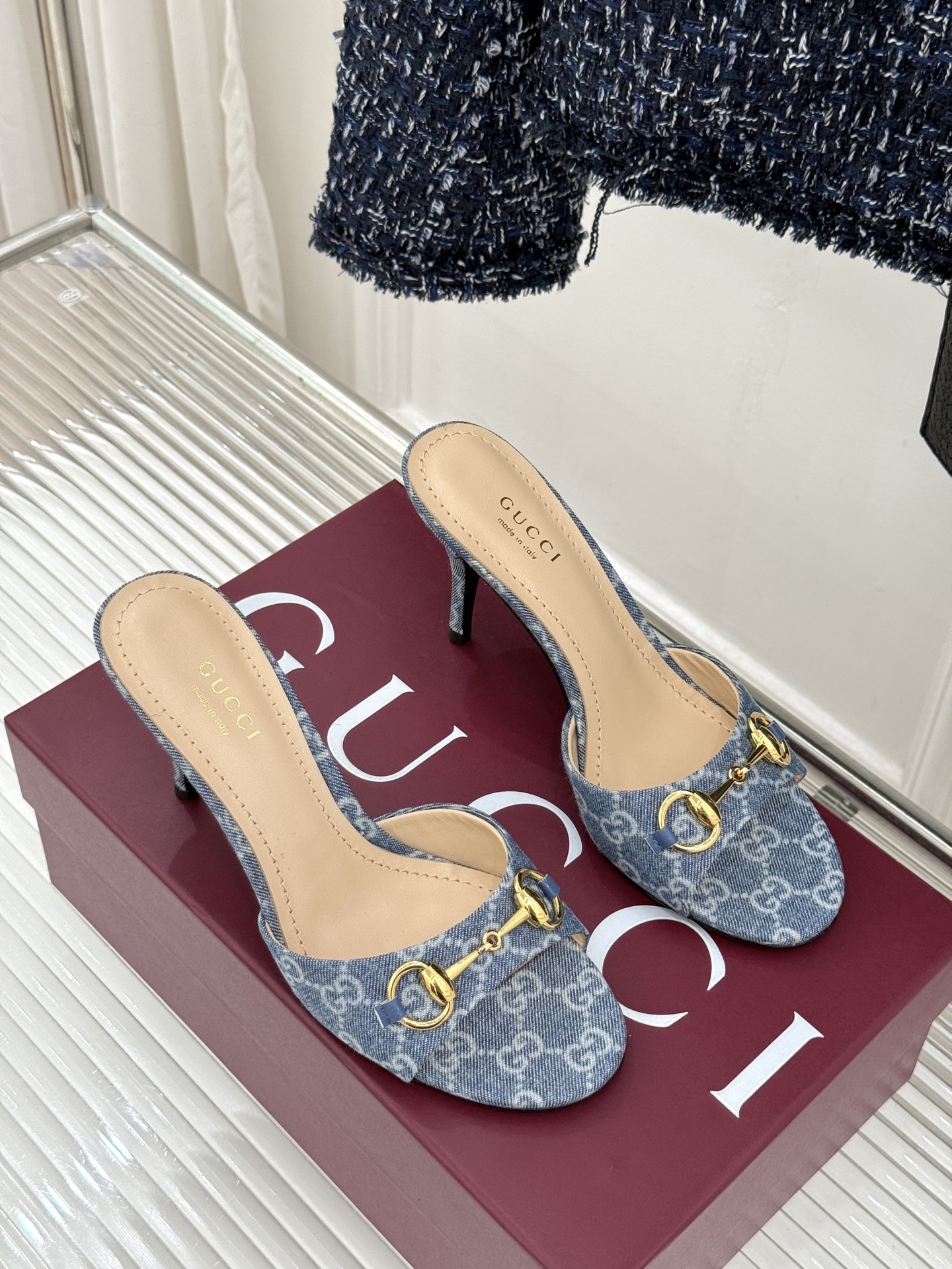 Gucci/古驰26WF春夏新品马衔扣高跟拖鞋今年这双拖鞋足以成为你衣橱中的“镇柜之宝”。它不只是一双鞋