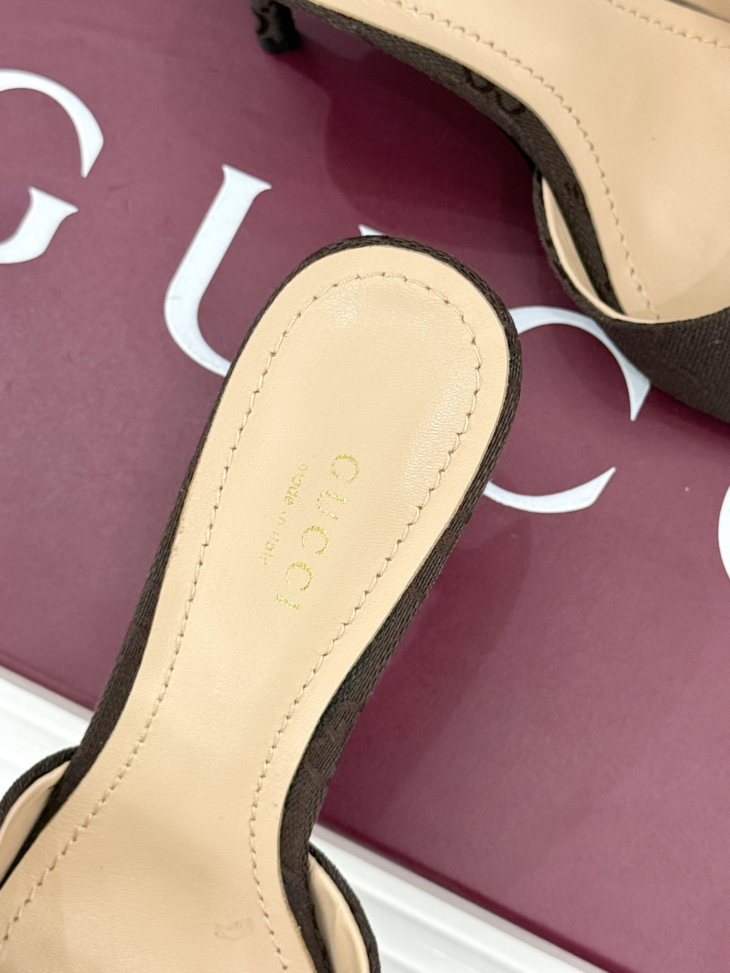 Gucci/古驰26WF春夏新品马衔扣高跟拖鞋今年这双拖鞋足以成为你衣橱中的“镇柜之宝”。它不只是一双鞋