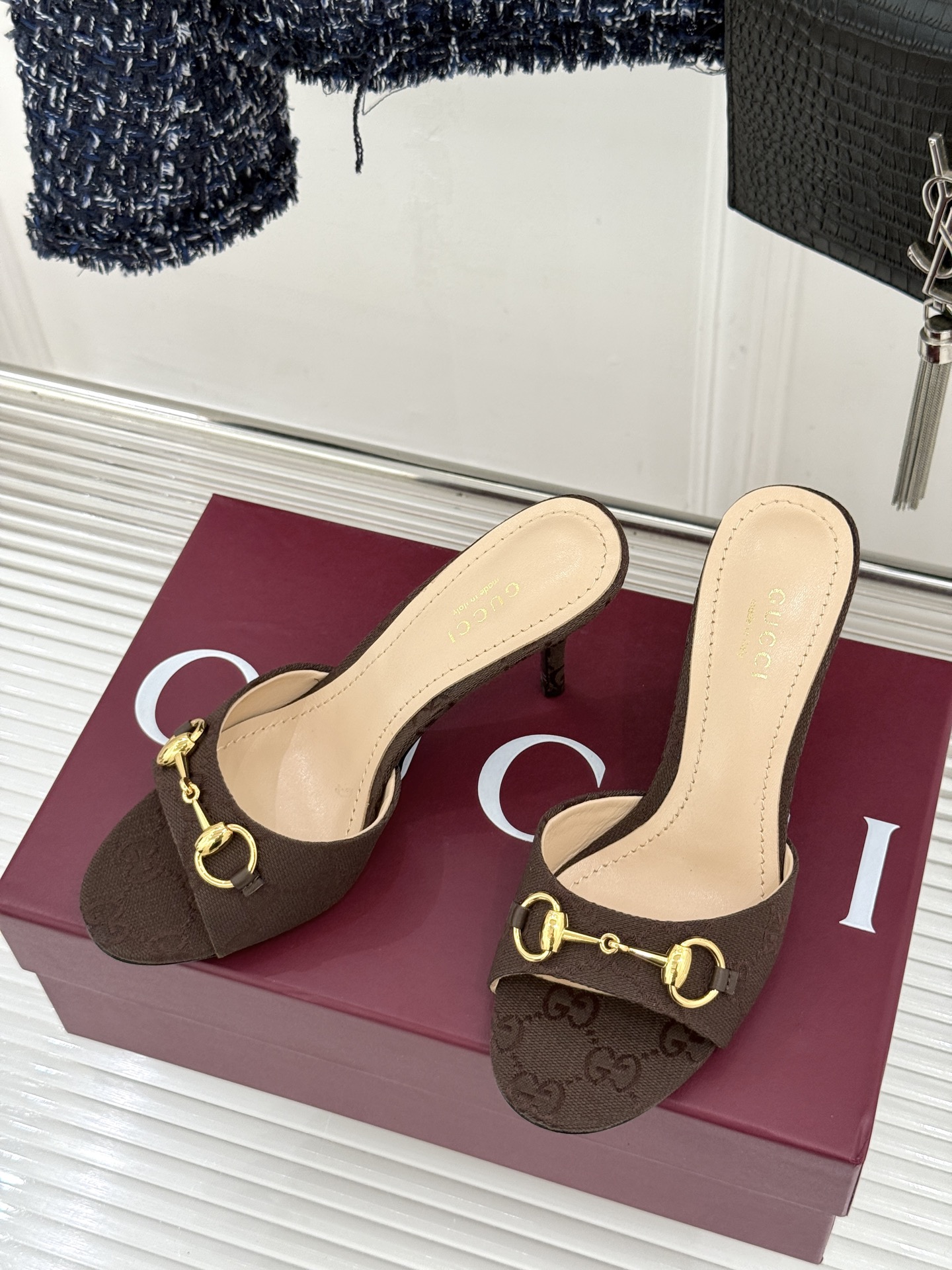 Gucci/古驰26WF春夏新品马衔扣高跟拖鞋今年这双拖鞋足以成为你衣橱中的“镇柜之宝”。它不只是一双鞋