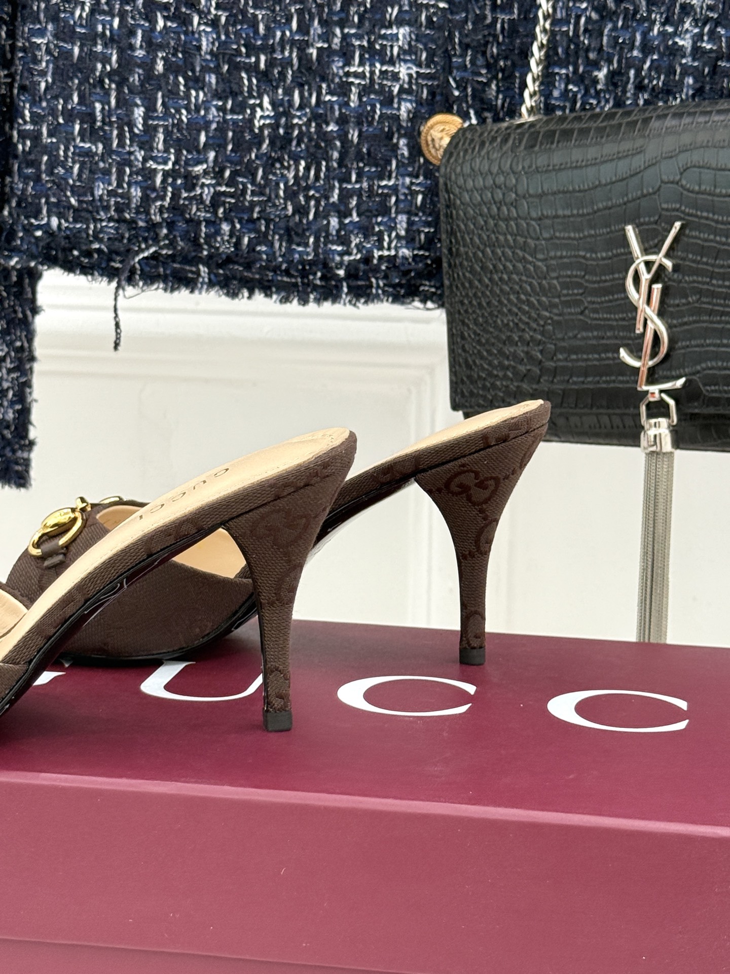 Gucci/古驰26WF春夏新品马衔扣高跟拖鞋今年这双拖鞋足以成为你衣橱中的“镇柜之宝”。它不只是一双鞋