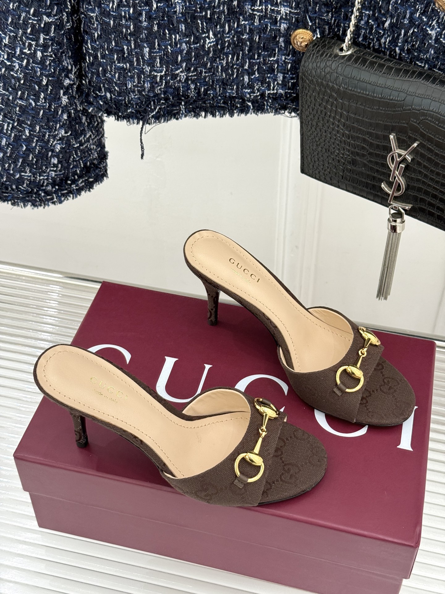 Gucci/古驰26WF春夏新品马衔扣高跟拖鞋今年这双拖鞋足以成为你衣橱中的“镇柜之宝”。它不只是一双鞋