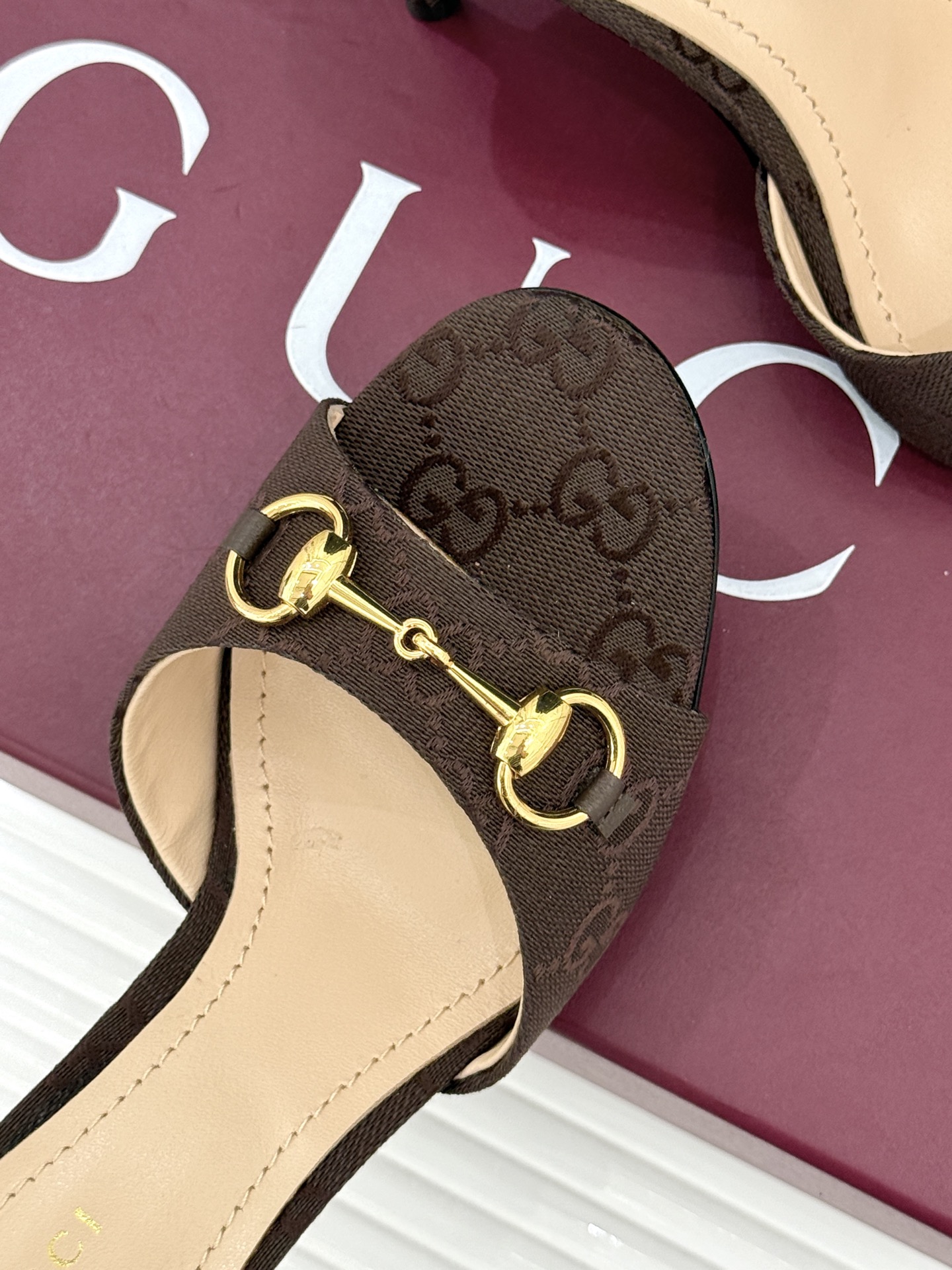 Gucci/古驰26WF春夏新品马衔扣高跟拖鞋今年这双拖鞋足以成为你衣橱中的“镇柜之宝”。它不只是一双鞋