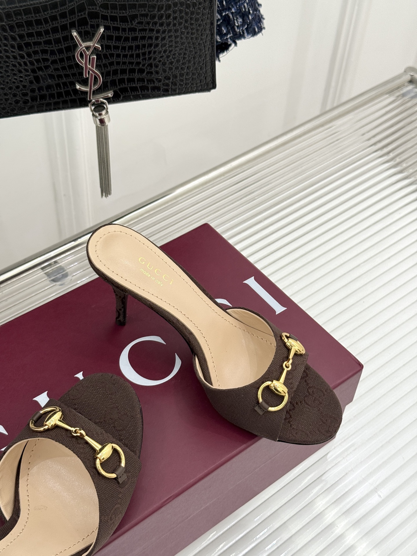 Gucci/古驰26WF春夏新品马衔扣高跟拖鞋今年这双拖鞋足以成为你衣橱中的“镇柜之宝”。它不只是一双鞋