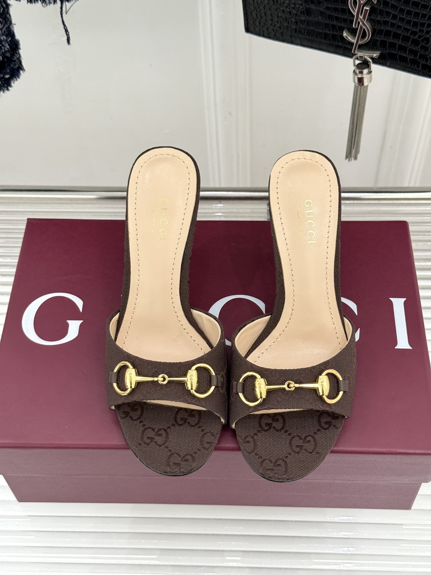 Gucci/古驰26WF春夏新品马衔扣高跟拖鞋今年这双拖鞋足以成为你衣橱中的“镇柜之宝”。它不只是一双鞋