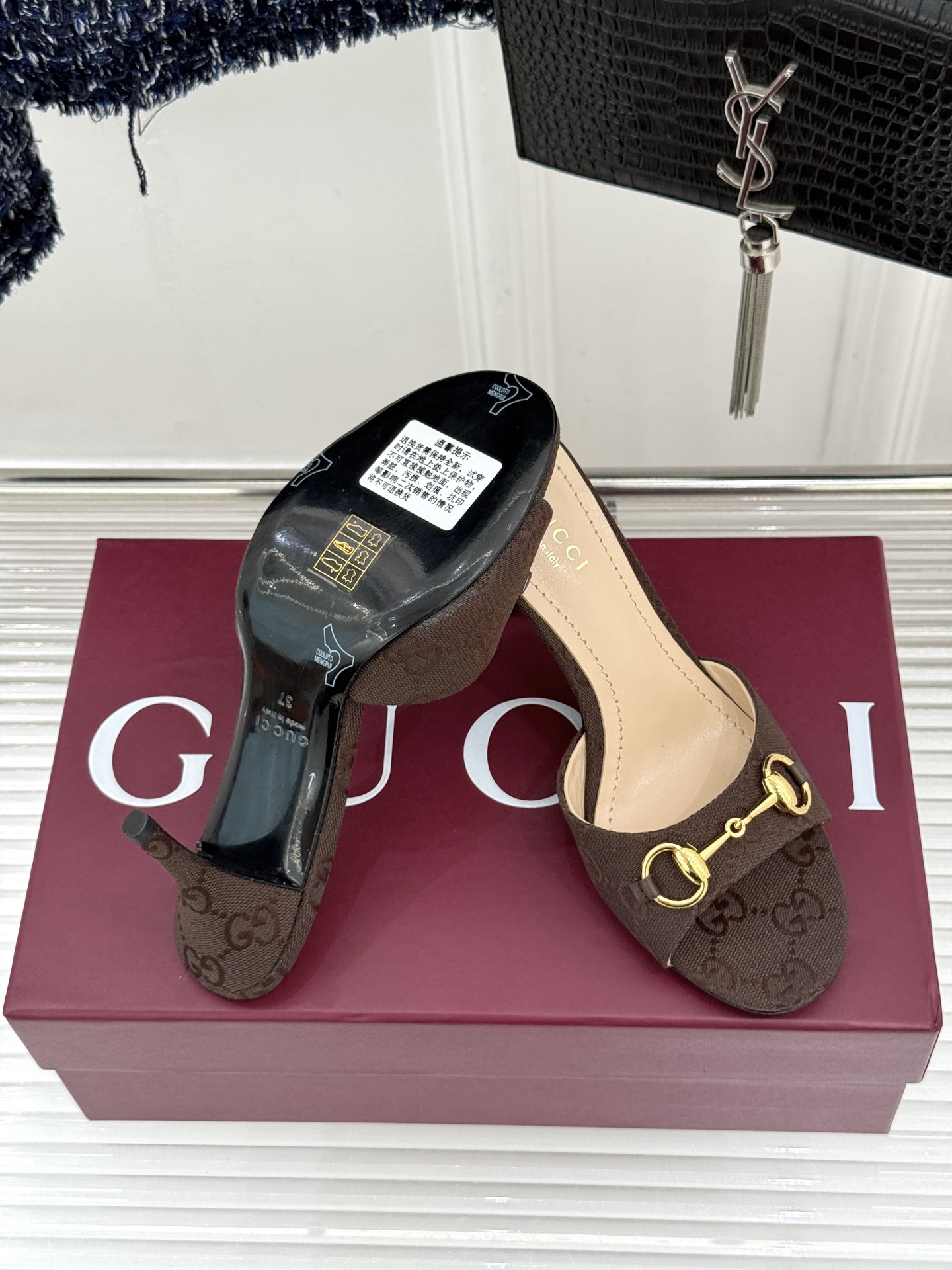 Gucci/古驰26WF春夏新品马衔扣高跟拖鞋今年这双拖鞋足以成为你衣橱中的“镇柜之宝”。它不只是一双鞋