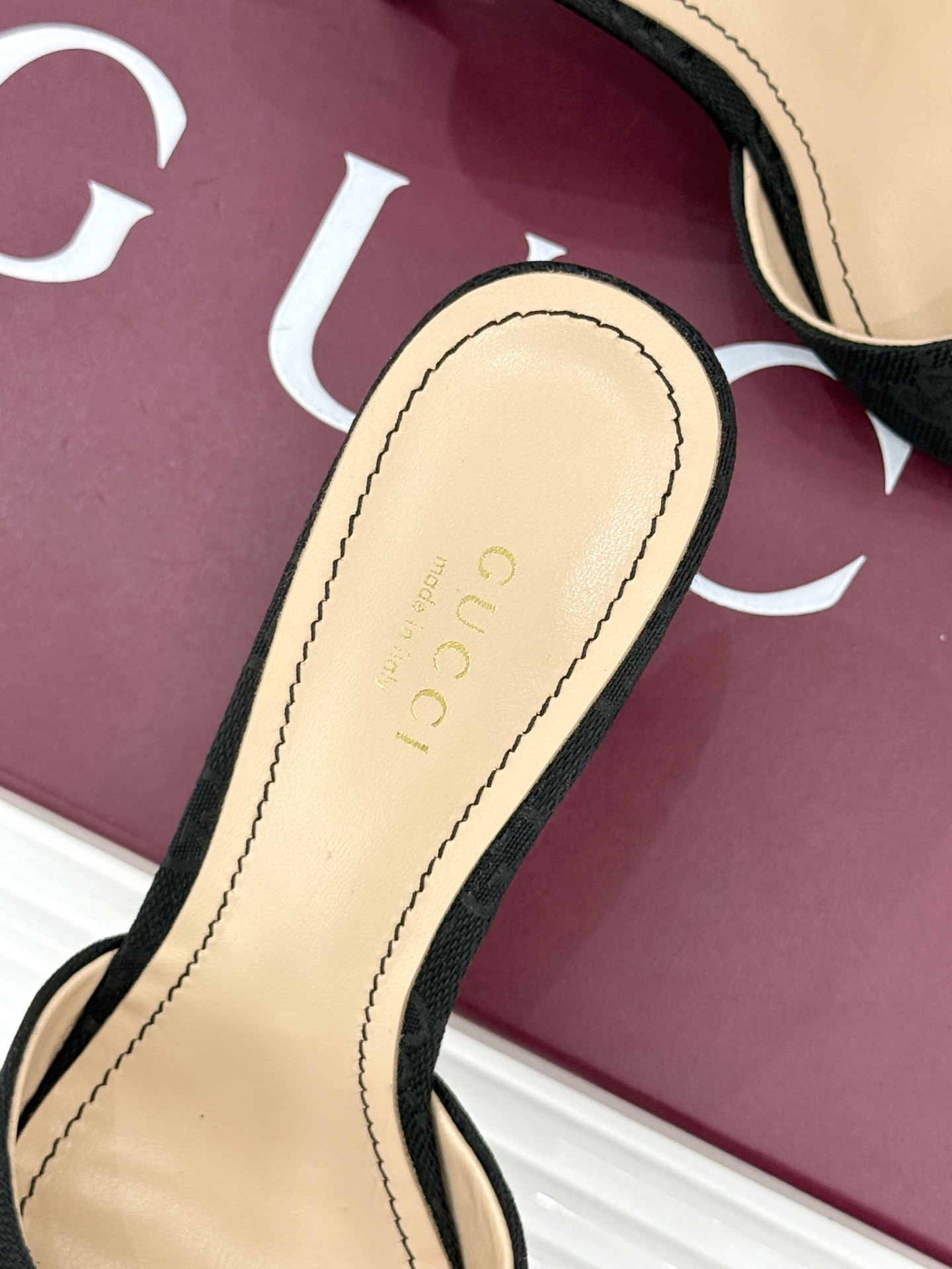 Gucci/古驰26WF春夏新品马衔扣高跟拖鞋今年这双拖鞋足以成为你衣橱中的“镇柜之宝”。它不只是一双鞋