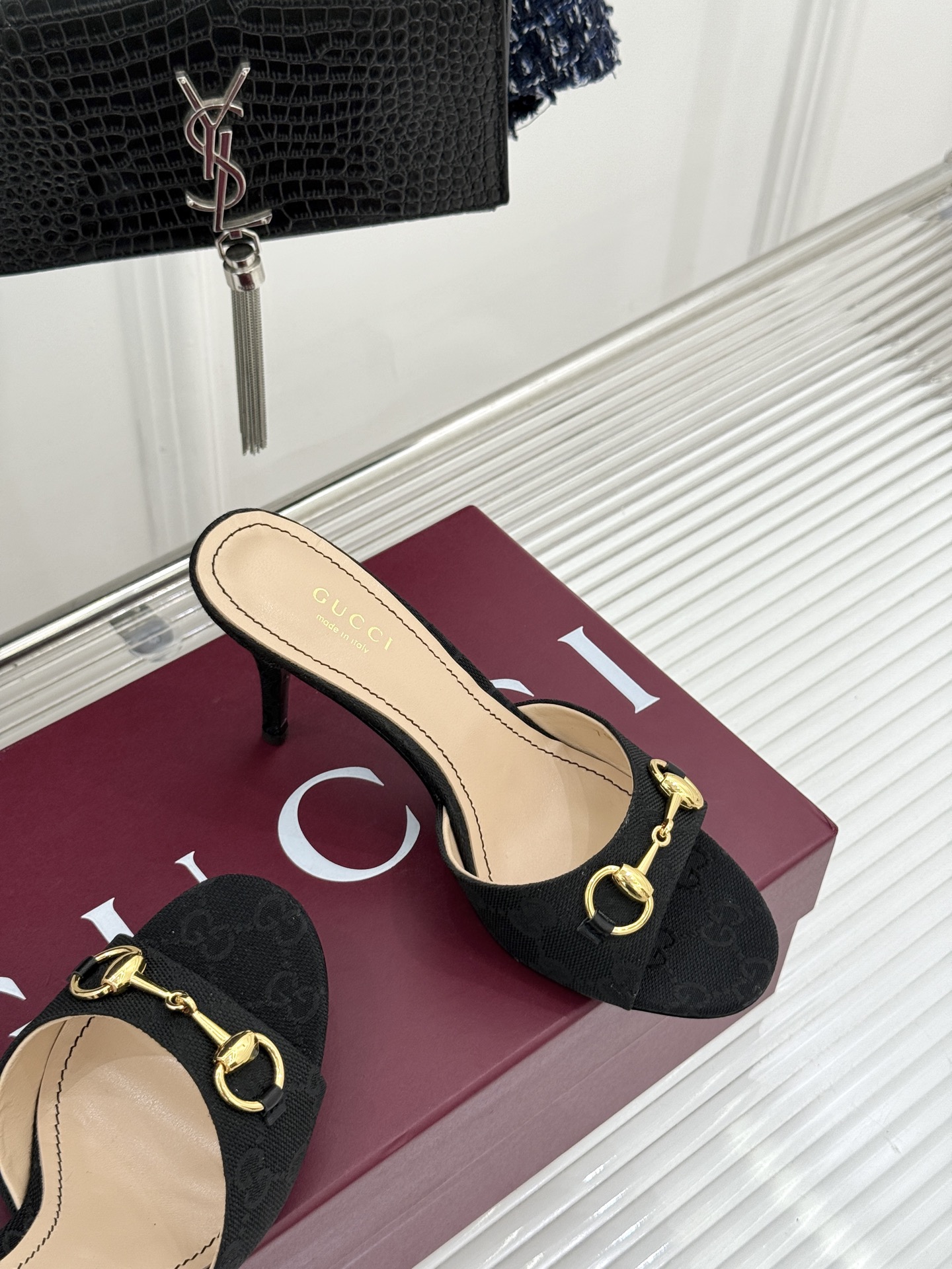 Gucci/古驰26WF春夏新品马衔扣高跟拖鞋今年这双拖鞋足以成为你衣橱中的“镇柜之宝”。它不只是一双鞋