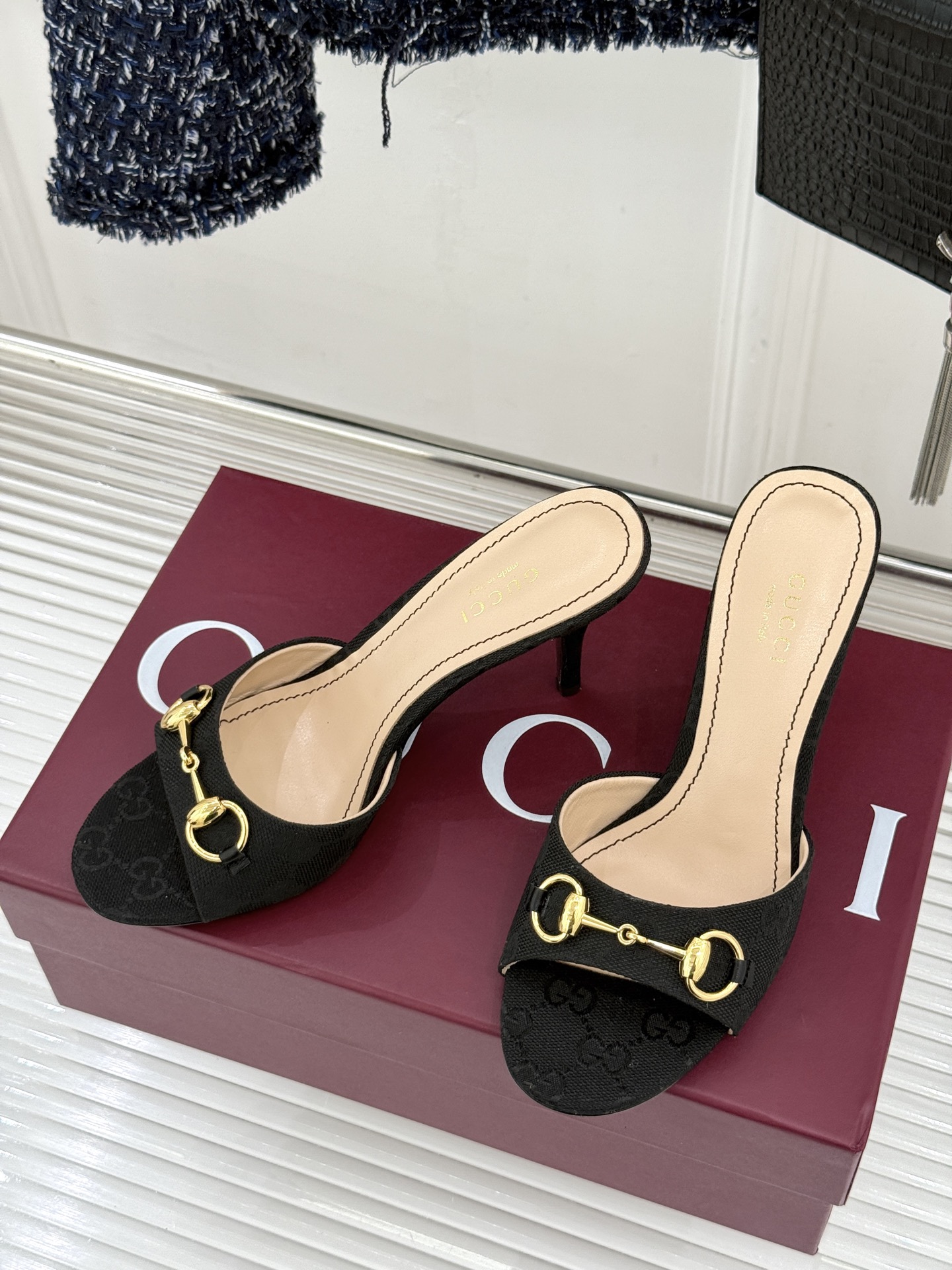 Gucci/古驰26WF春夏新品马衔扣高跟拖鞋今年这双拖鞋足以成为你衣橱中的“镇柜之宝”。它不只是一双鞋