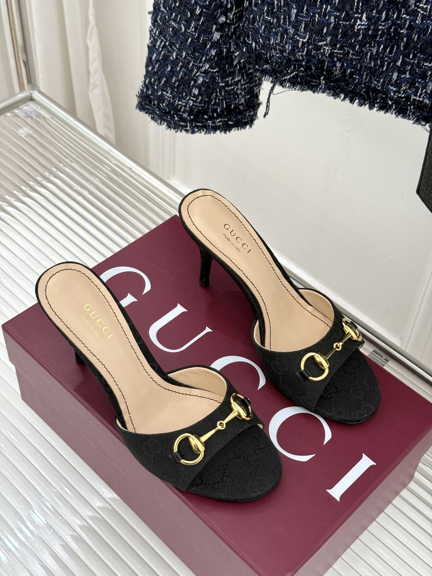 Gucci/古驰26WF春夏新品马衔扣高跟拖鞋今年这双拖鞋足以成为你衣橱中的“镇柜之宝”。它不只是一双鞋