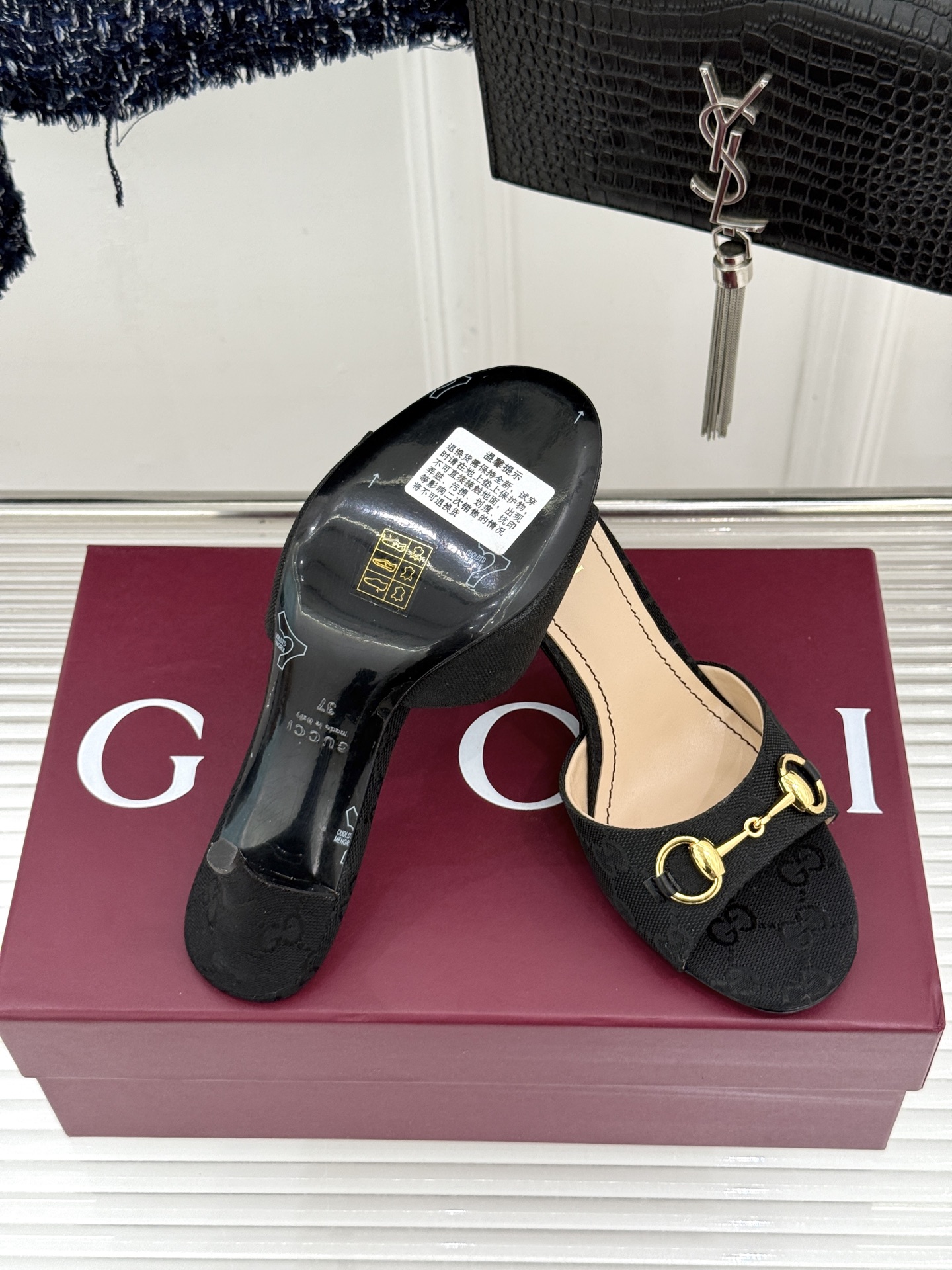 Gucci/古驰26WF春夏新品马衔扣高跟拖鞋今年这双拖鞋足以成为你衣橱中的“镇柜之宝”。它不只是一双鞋