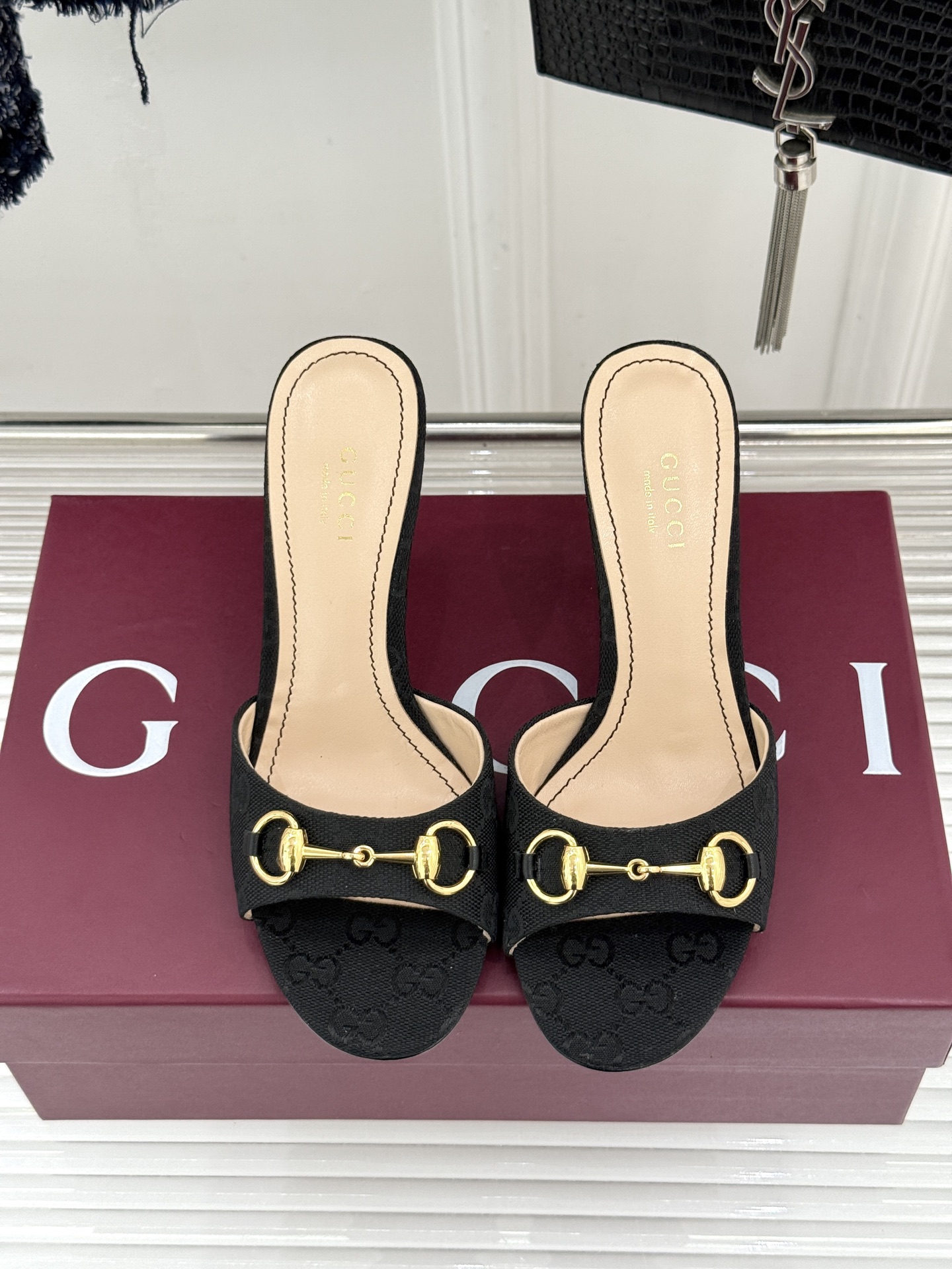 Gucci/古驰26WF春夏新品马衔扣高跟拖鞋今年这双拖鞋足以成为你衣橱中的“镇柜之宝”。它不只是一双鞋
