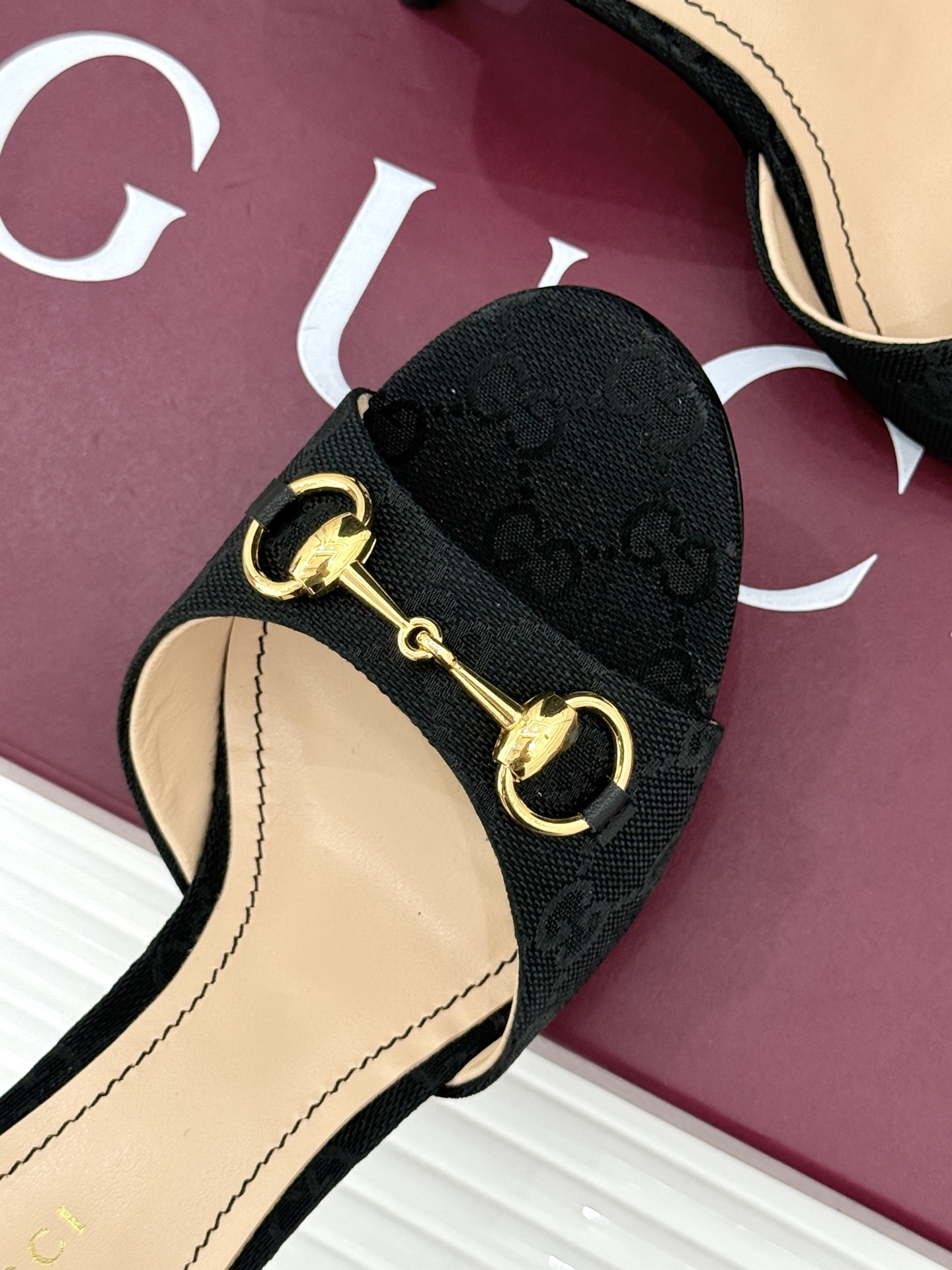 Gucci/古驰26WF春夏新品马衔扣高跟拖鞋今年这双拖鞋足以成为你衣橱中的“镇柜之宝”。它不只是一双鞋