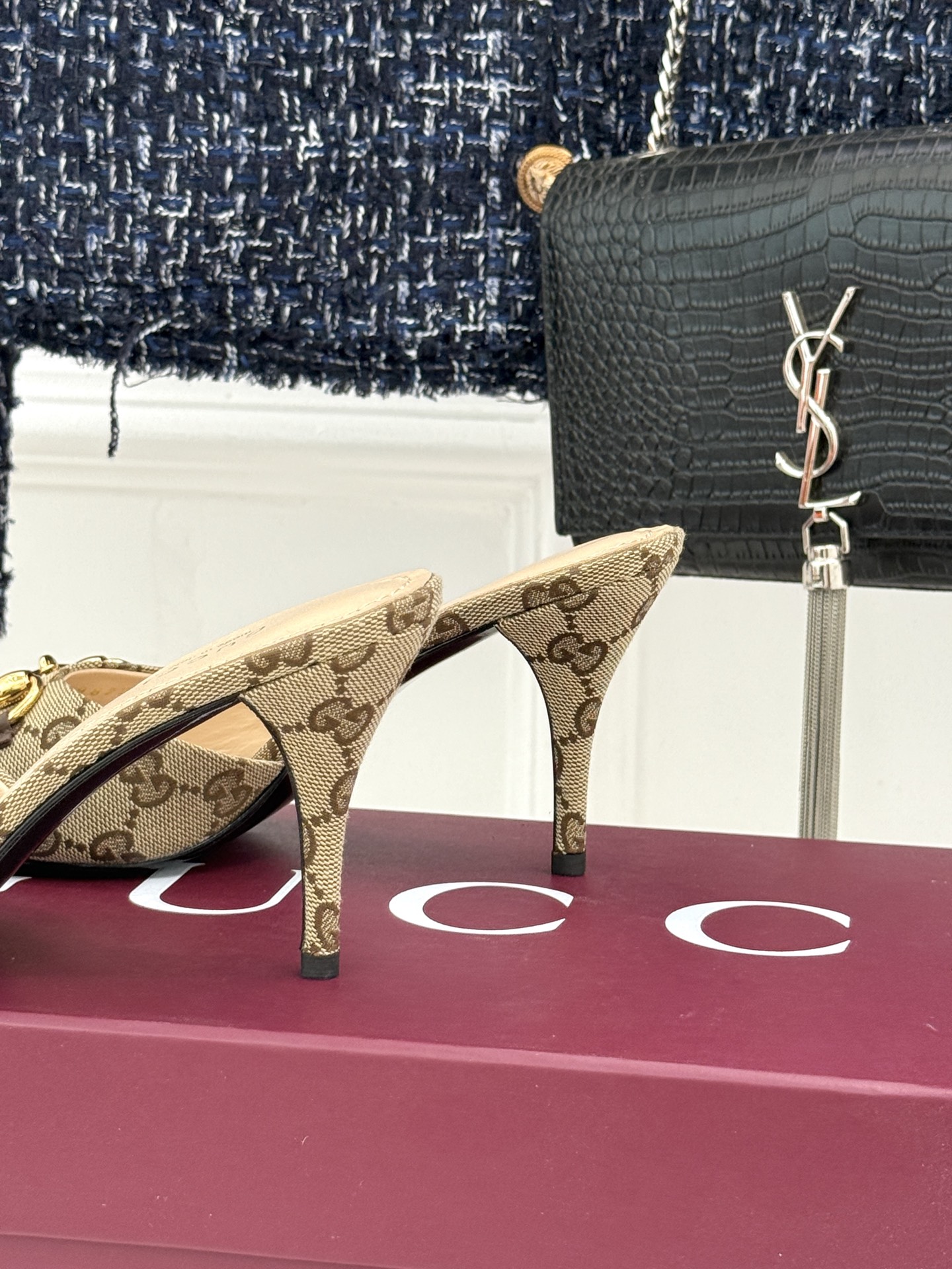 Gucci/古驰26WF春夏新品马衔扣高跟拖鞋今年这双拖鞋足以成为你衣橱中的“镇柜之宝”。它不只是一双鞋