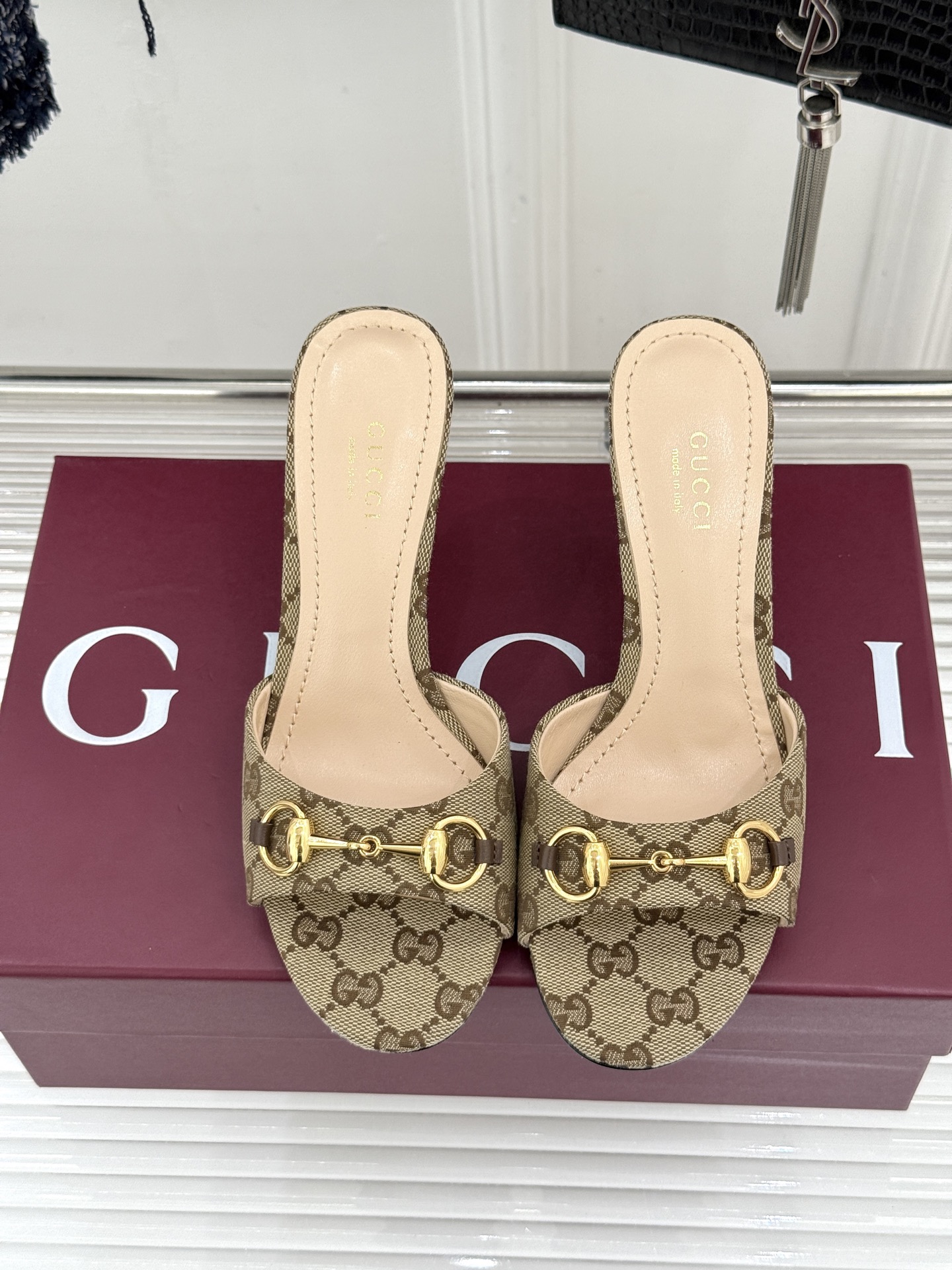 Gucci/古驰26WF春夏新品马衔扣高跟拖鞋今年这双拖鞋足以成为你衣橱中的“镇柜之宝”。它不只是一双鞋