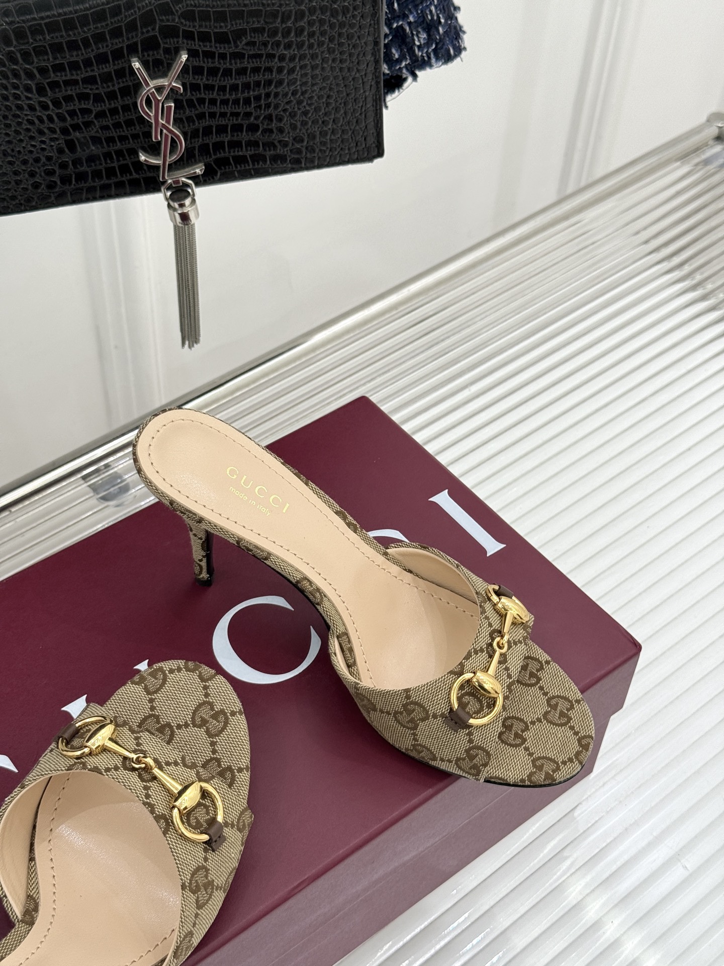 Gucci/古驰26WF春夏新品马衔扣高跟拖鞋今年这双拖鞋足以成为你衣橱中的“镇柜之宝”。它不只是一双鞋