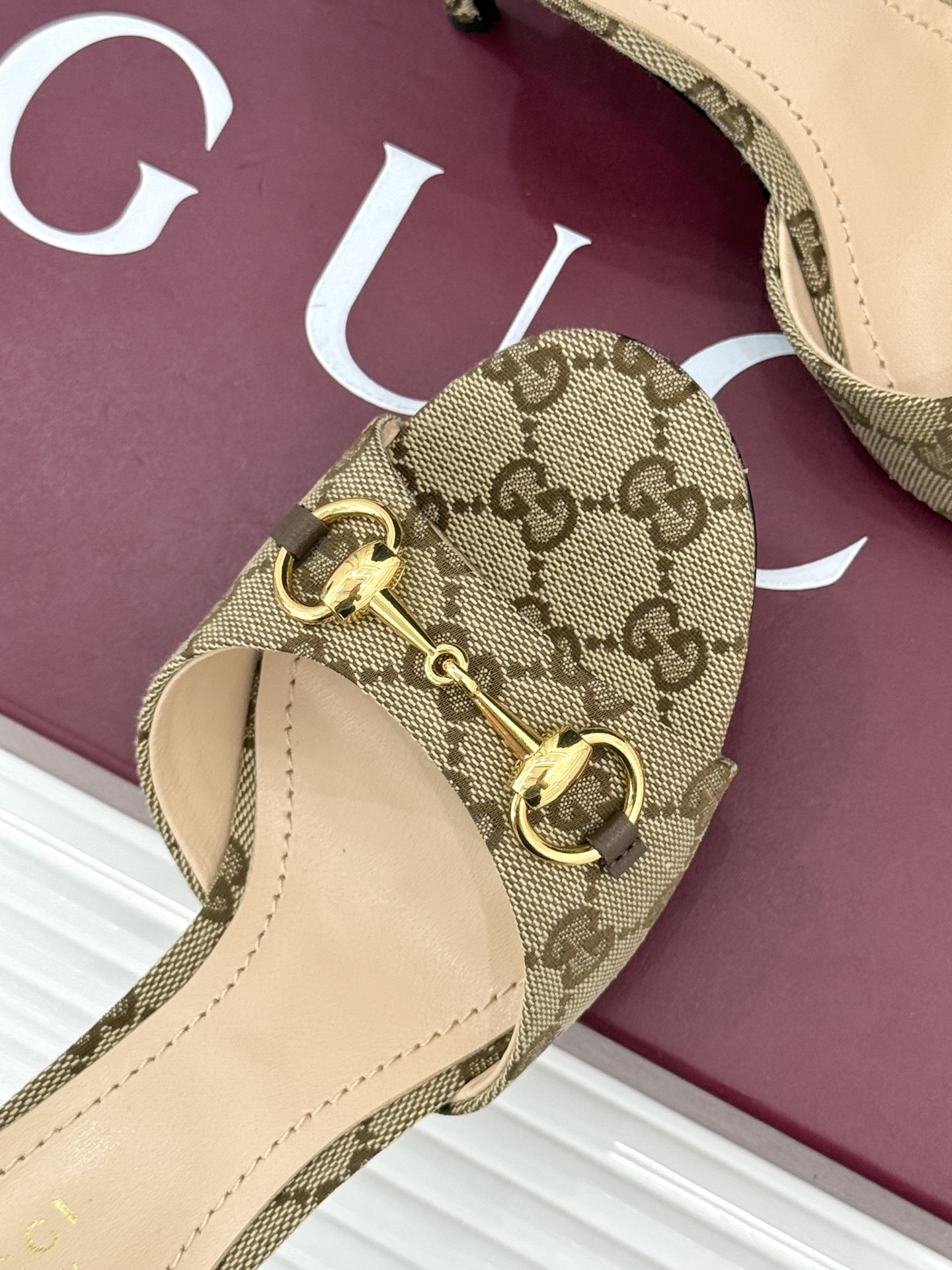 Gucci/古驰26WF春夏新品马衔扣高跟拖鞋今年这双拖鞋足以成为你衣橱中的“镇柜之宝”。它不只是一双鞋