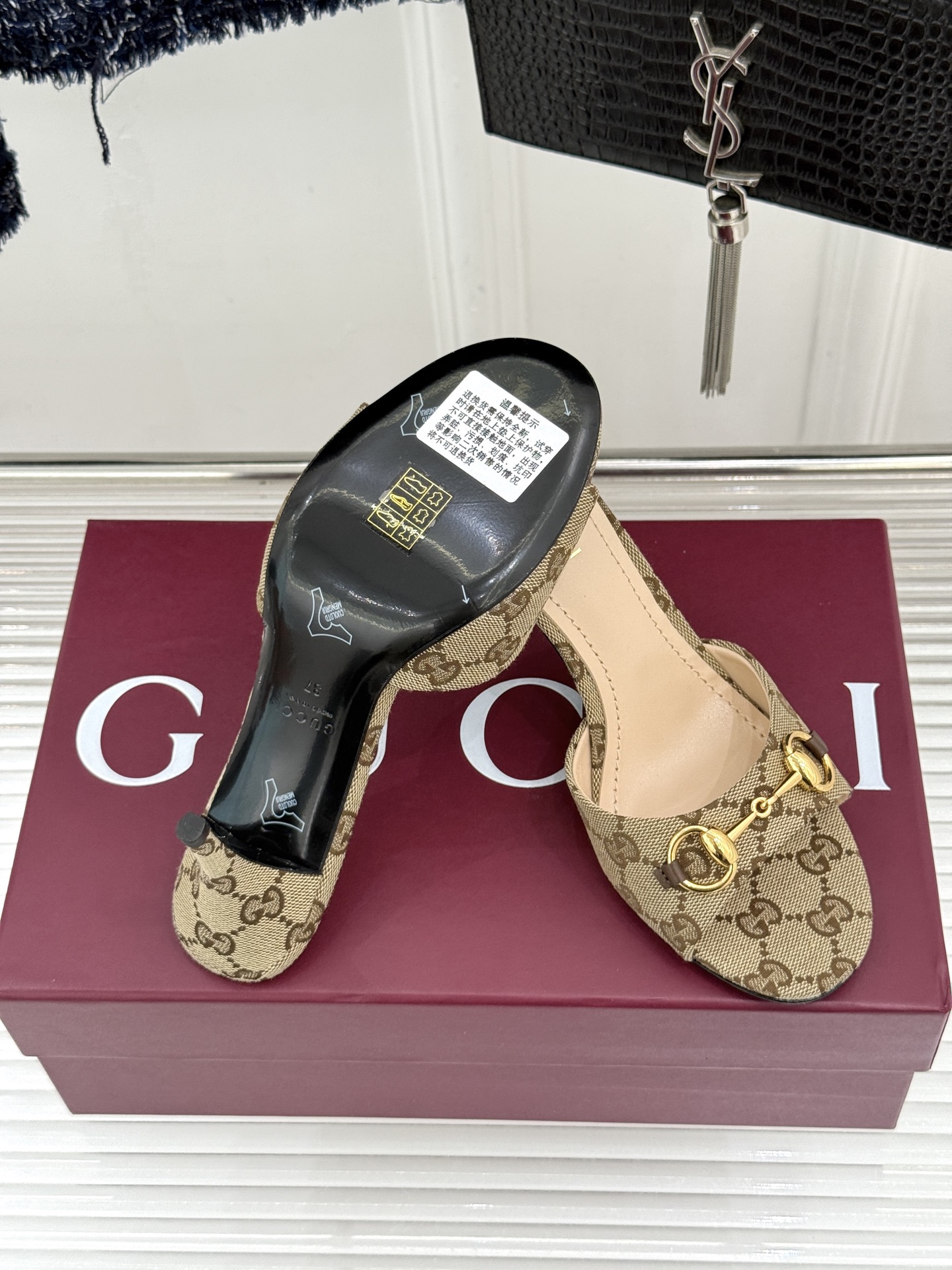 Gucci/古驰26WF春夏新品马衔扣高跟拖鞋今年这双拖鞋足以成为你衣橱中的“镇柜之宝”。它不只是一双鞋